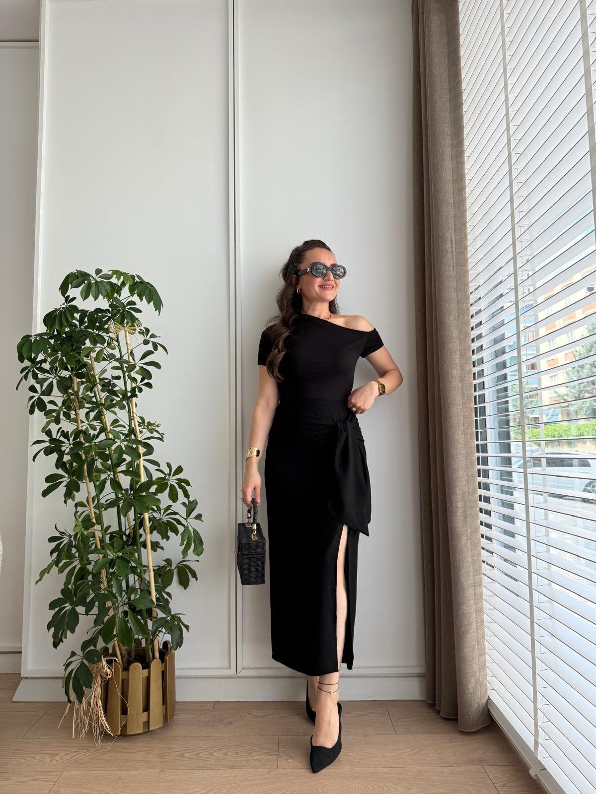 Siyah Önü Bağlama Detaylı Yırtmaçlı Keten Etek 03348