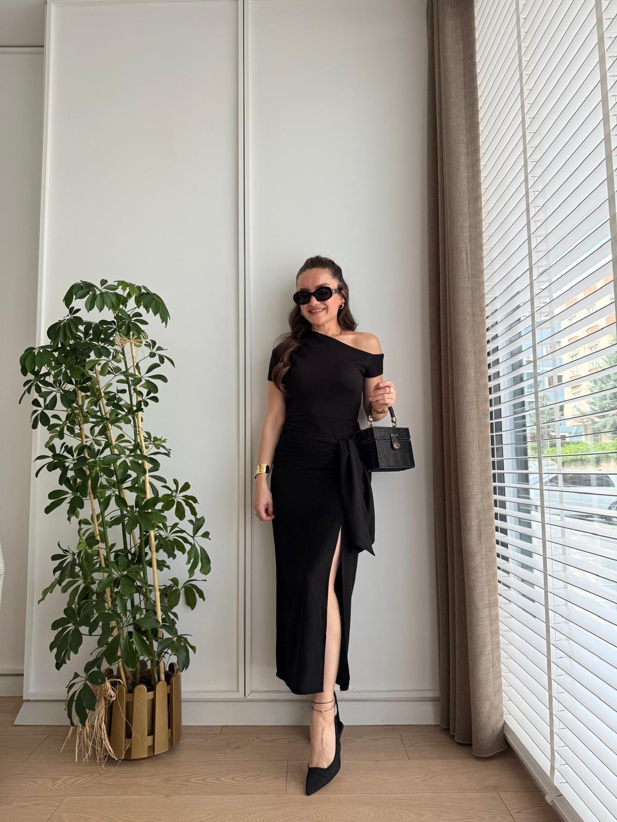 Siyah Önü Bağlama Detaylı Yırtmaçlı Keten Etek 03348