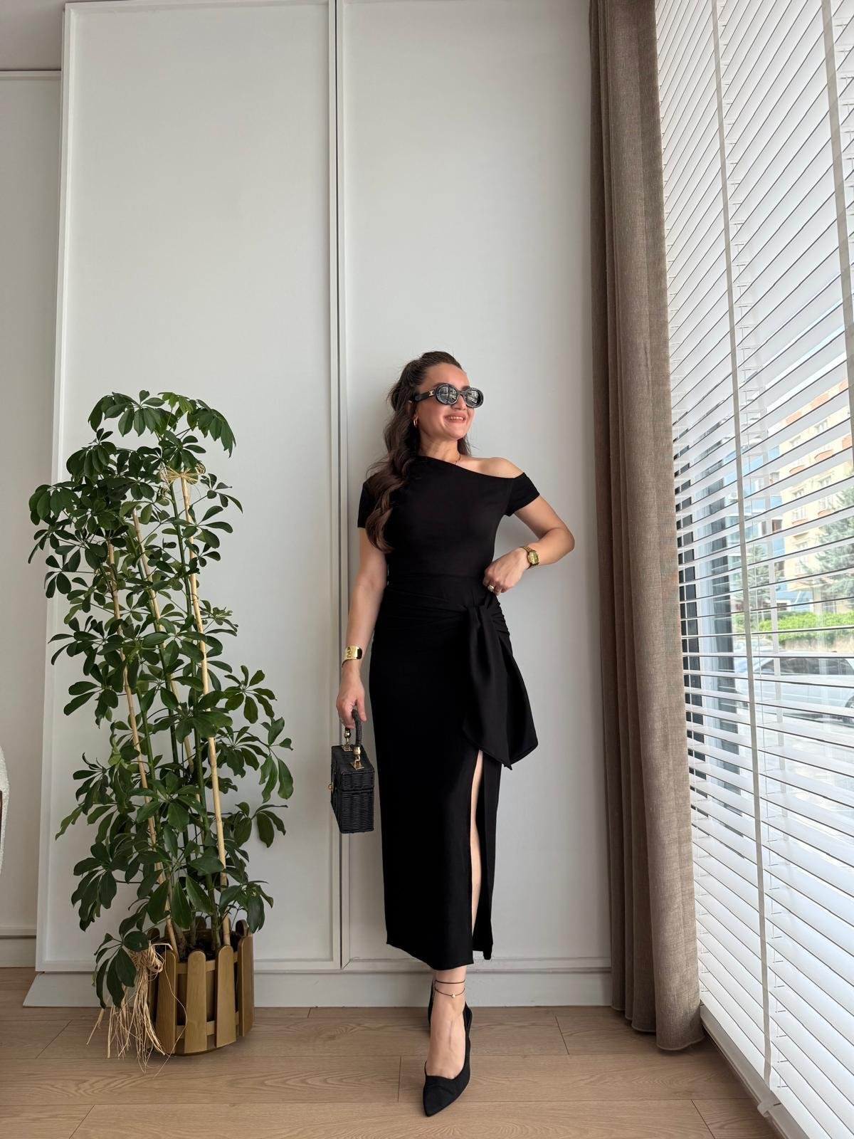Siyah Önü Bağlama Detaylı Yırtmaçlı Keten Etek 03348