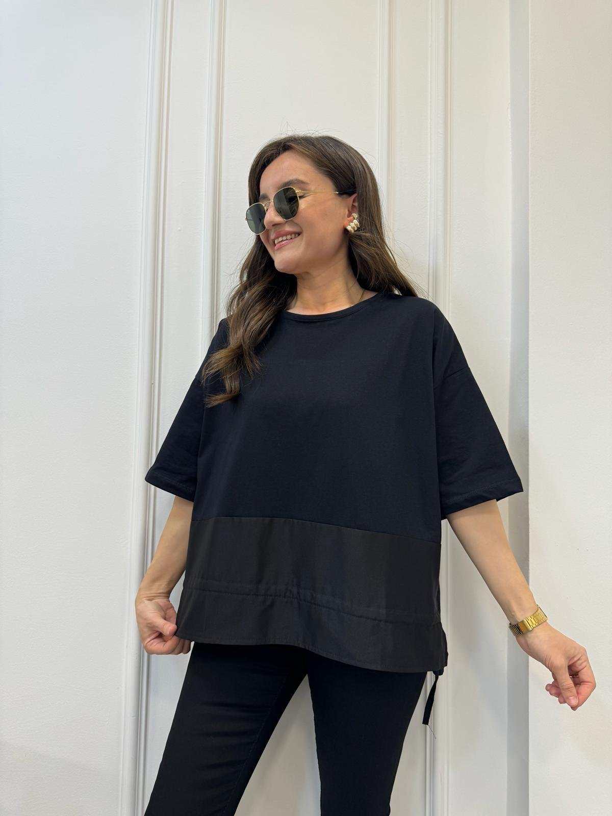 Siyah Parlak Kumaş Detaylı Alttan Büzgülü Oversize Tişört 25742