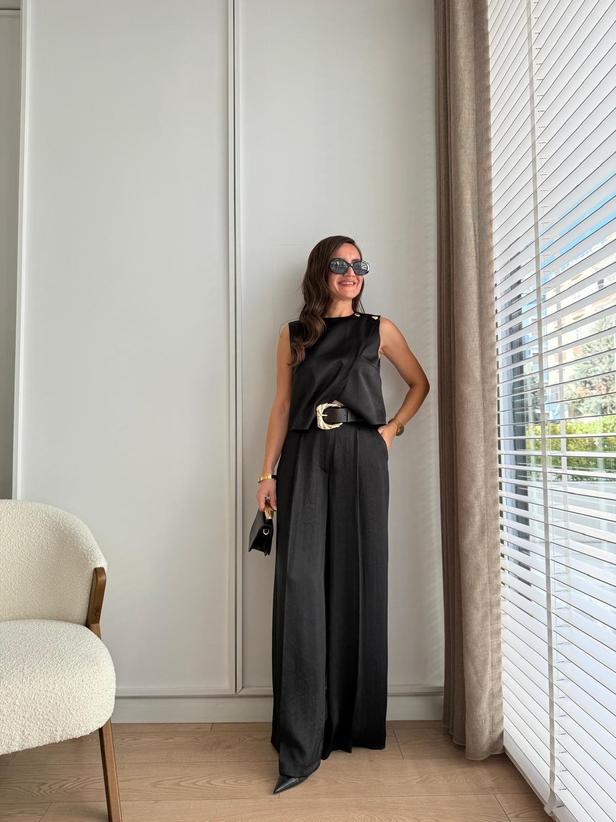 Siyah Parlak Kumaş Kemerli Pantolon Bluz Takım 17028
