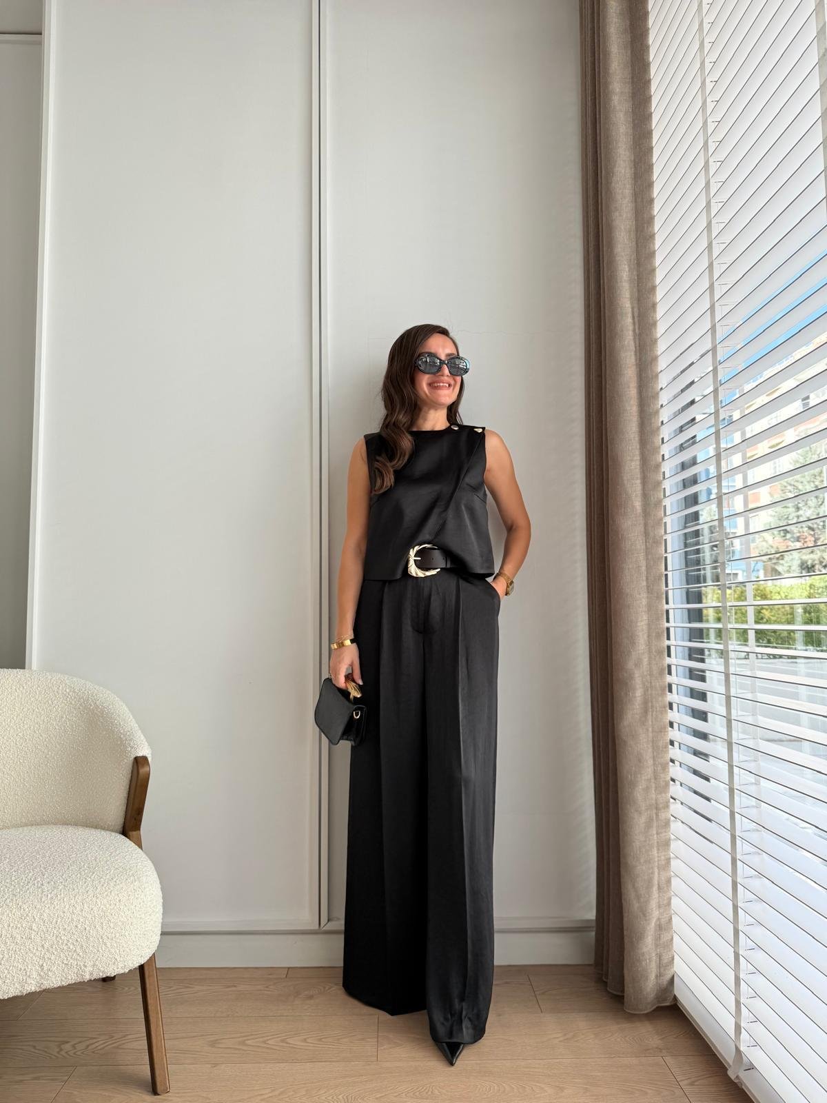 Siyah Parlak Kumaş Kemerli Pantolon Bluz Takım 17028