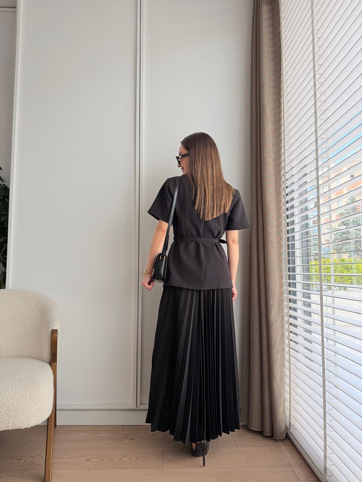 Siyah Pileli Etek Kısa Kol Ceket Pantolon Takım 37265