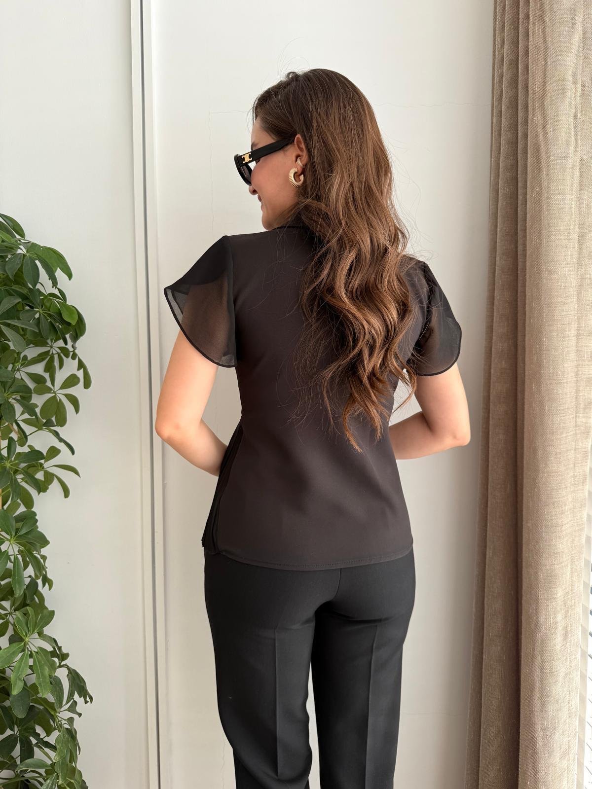 Siyah Pilise Detaylı Kısa Kol Tasarım Bluz 2885