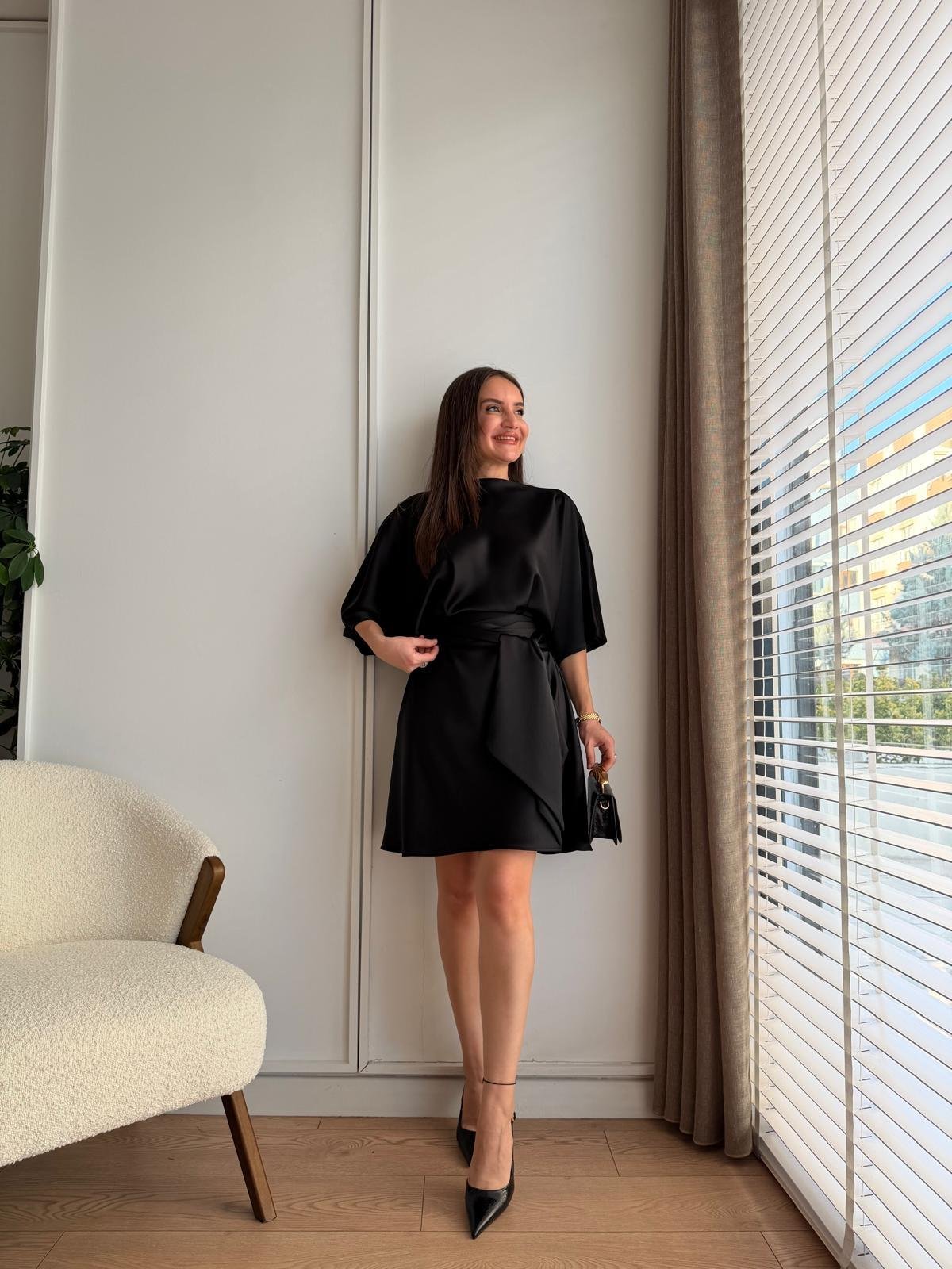Siyah Premium Saten Kumaş Kuşaklı Elbise 10585
