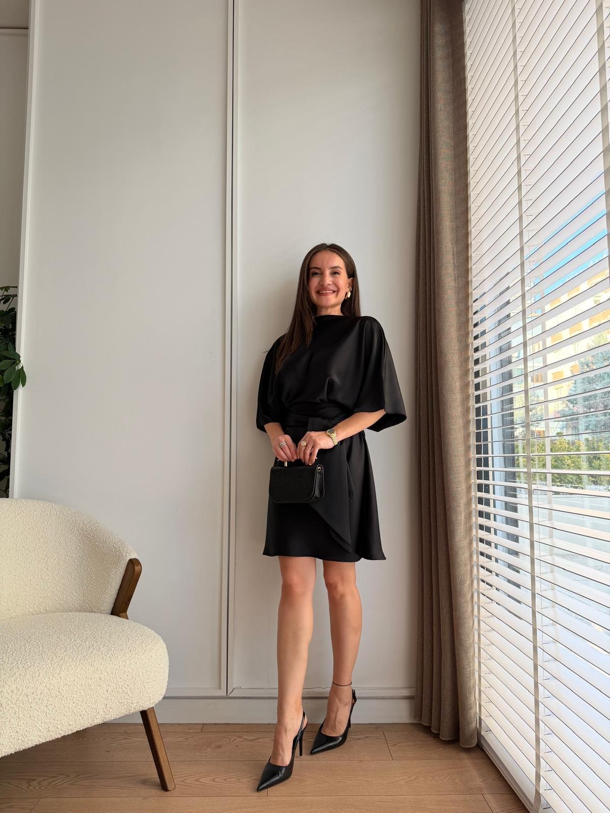 Siyah Premium Saten Kumaş Kuşaklı Elbise 10585