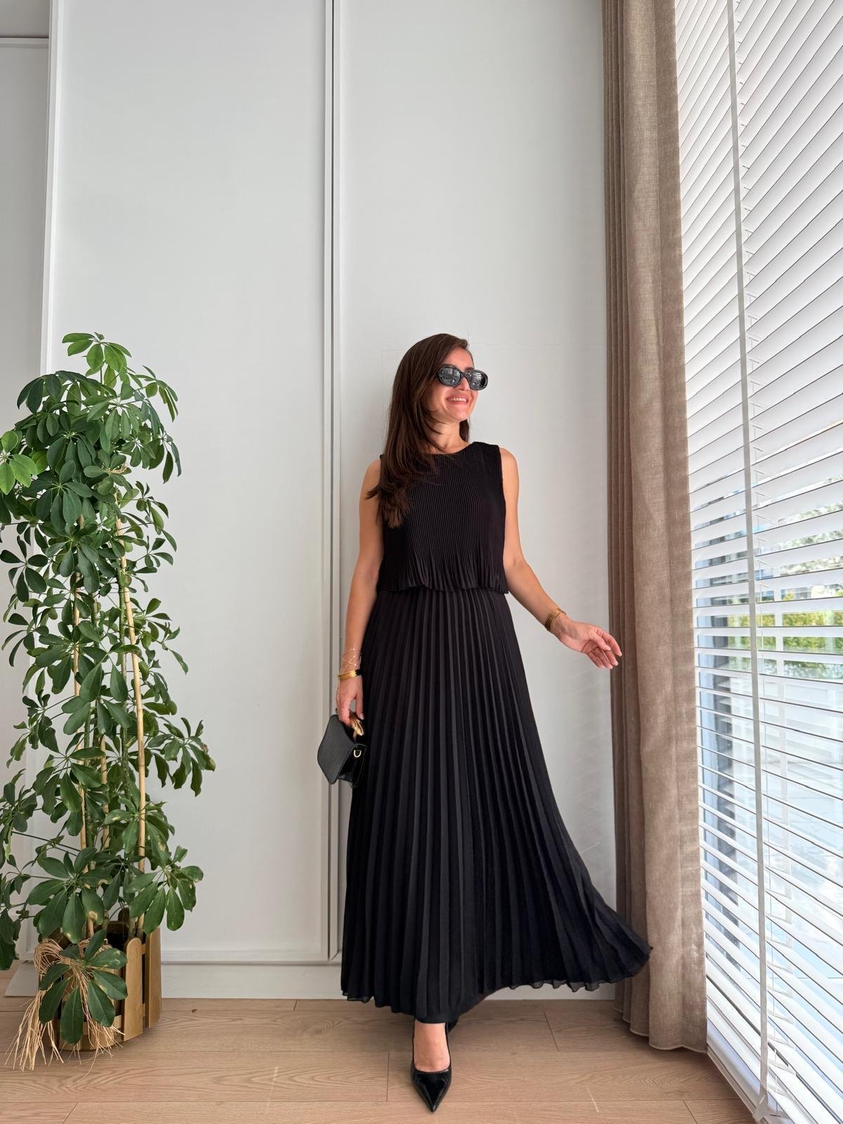 Siyah Sıfır Kol Piliseli Şifon Elbise 2621