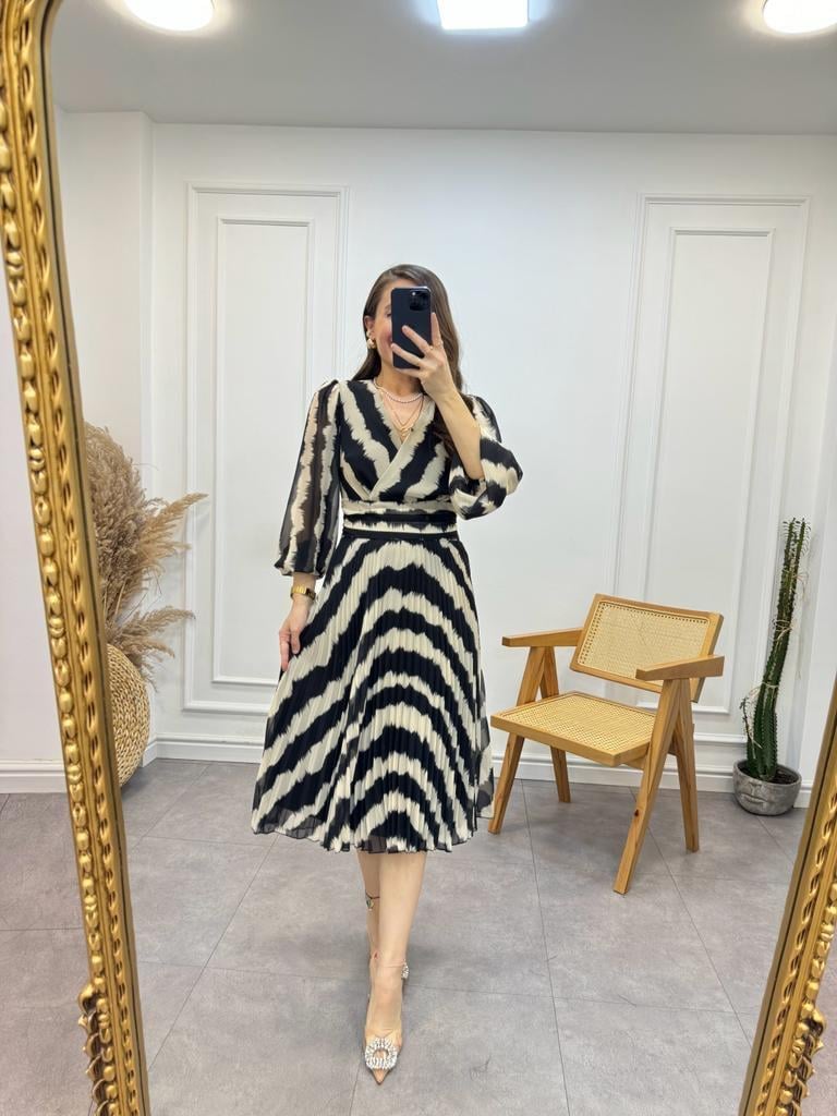 Siyah Taş Dalga Desenli Piliseli Kruvaze Yaka Şifon Elbise 2159