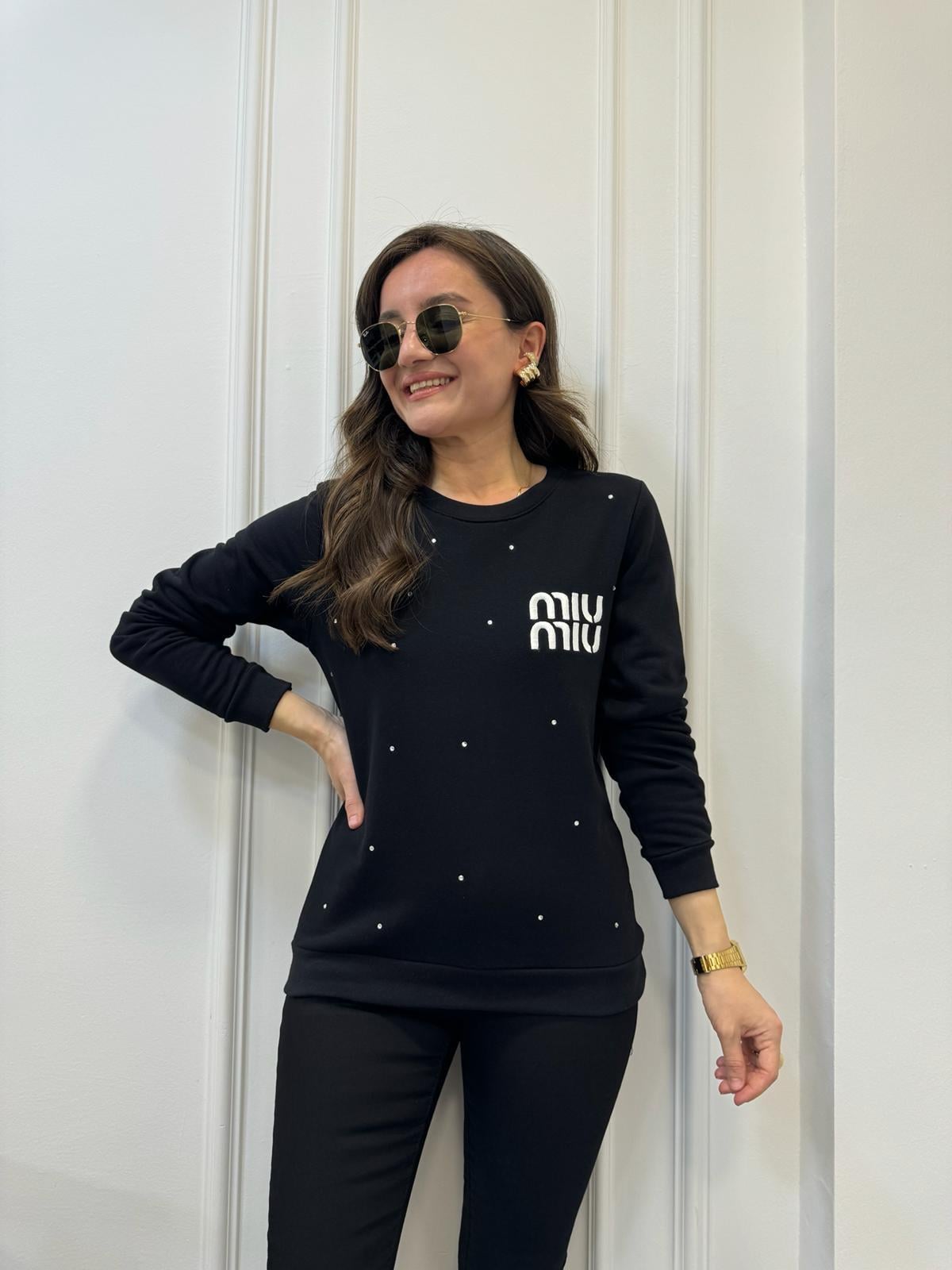 Siyah Taş Detaylı Orjinal Marka Nakışlı Sweatshirt 2036