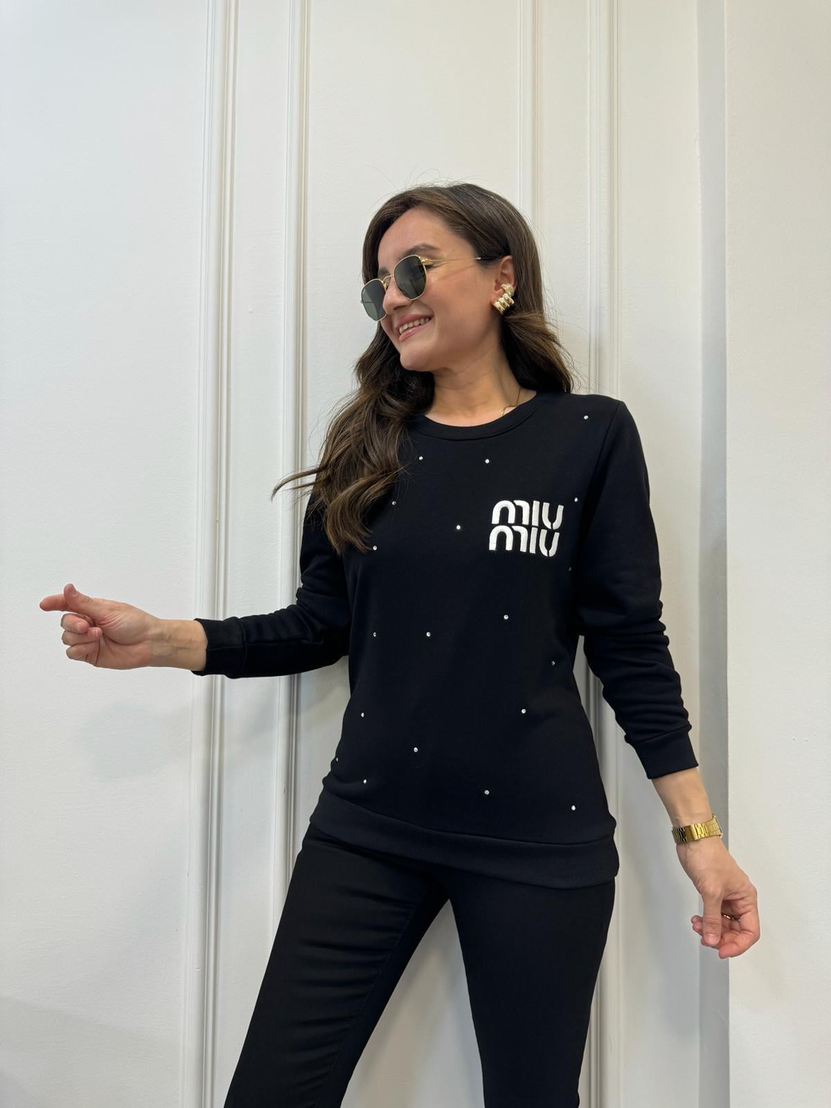 Siyah Taş Detaylı Orjinal Marka Nakışlı Sweatshirt 2036