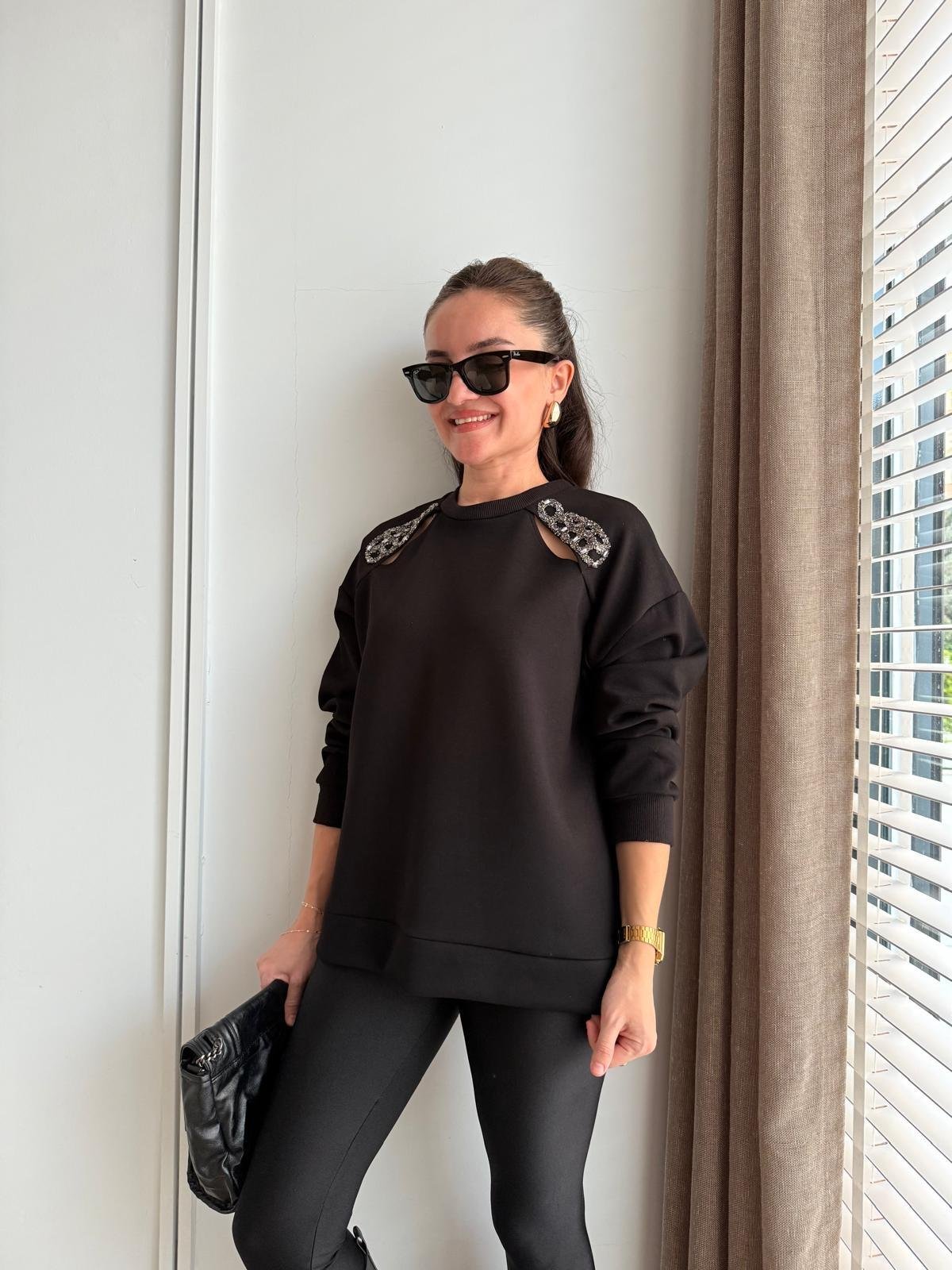 Siyah Taşlı Omuz Detaylı Sweatshirt 0202