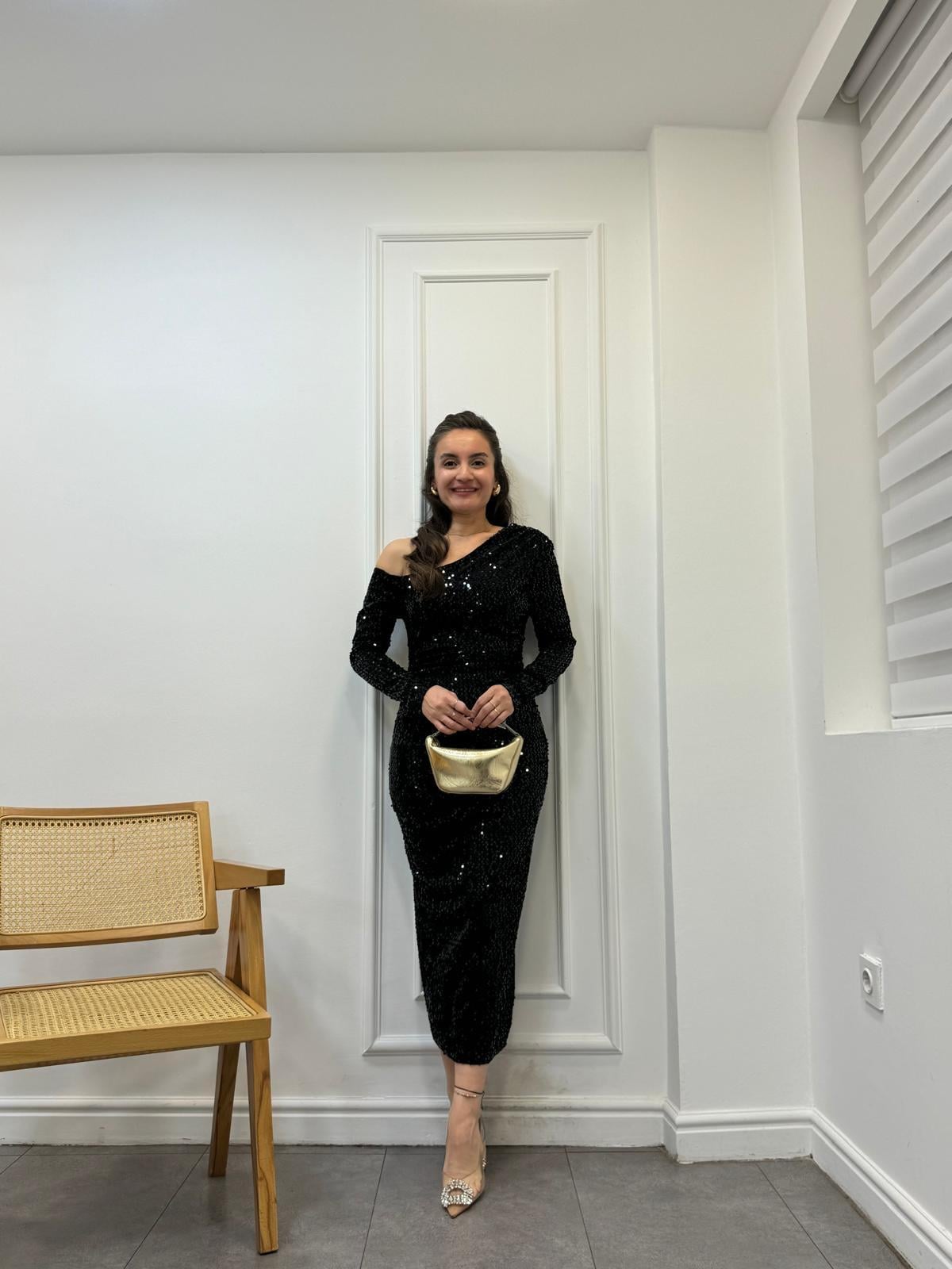 Siyah Tek Omuz Ön Drapeli Payetli Elbise 3650