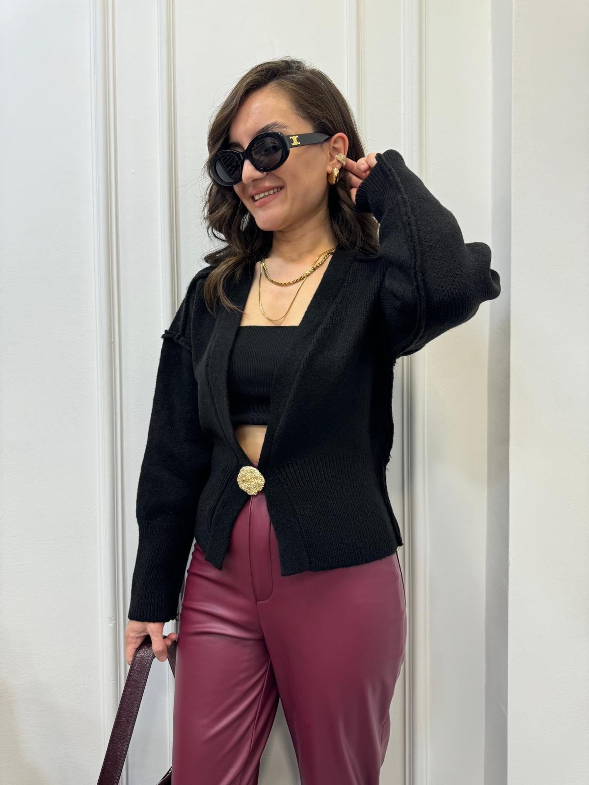 Siyah Ters Dikişli Gold Düğme Detaylı Triko Hırka 241065
