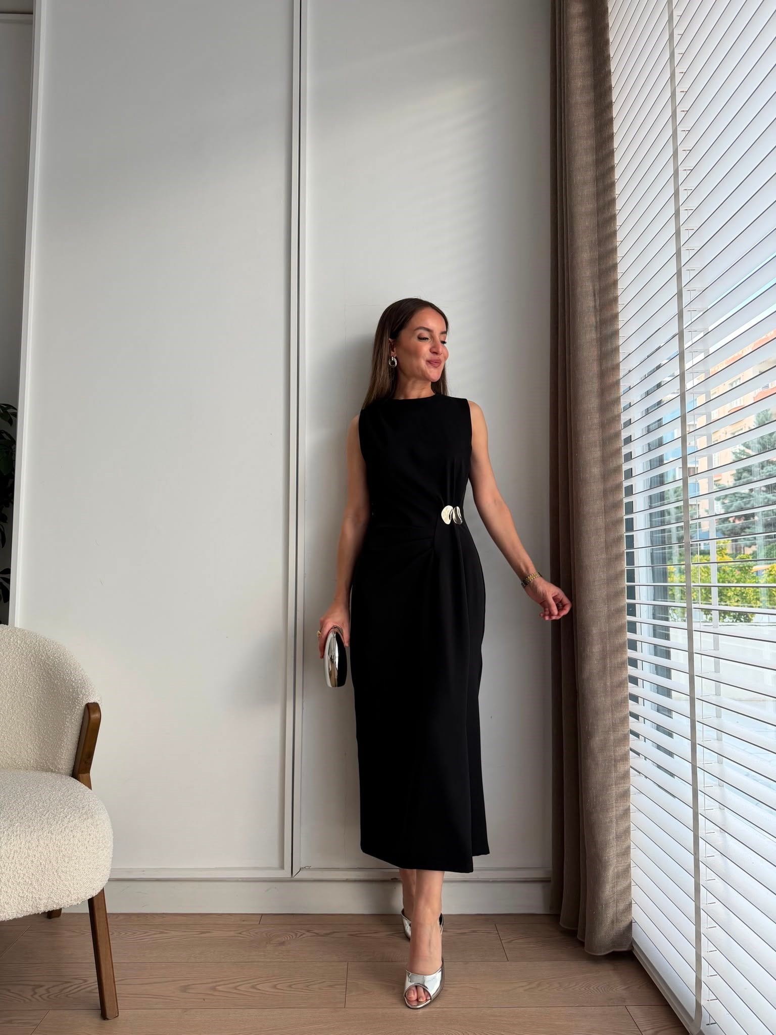 Siyah Toka Detaylı Yan Pileli Elbise 251633