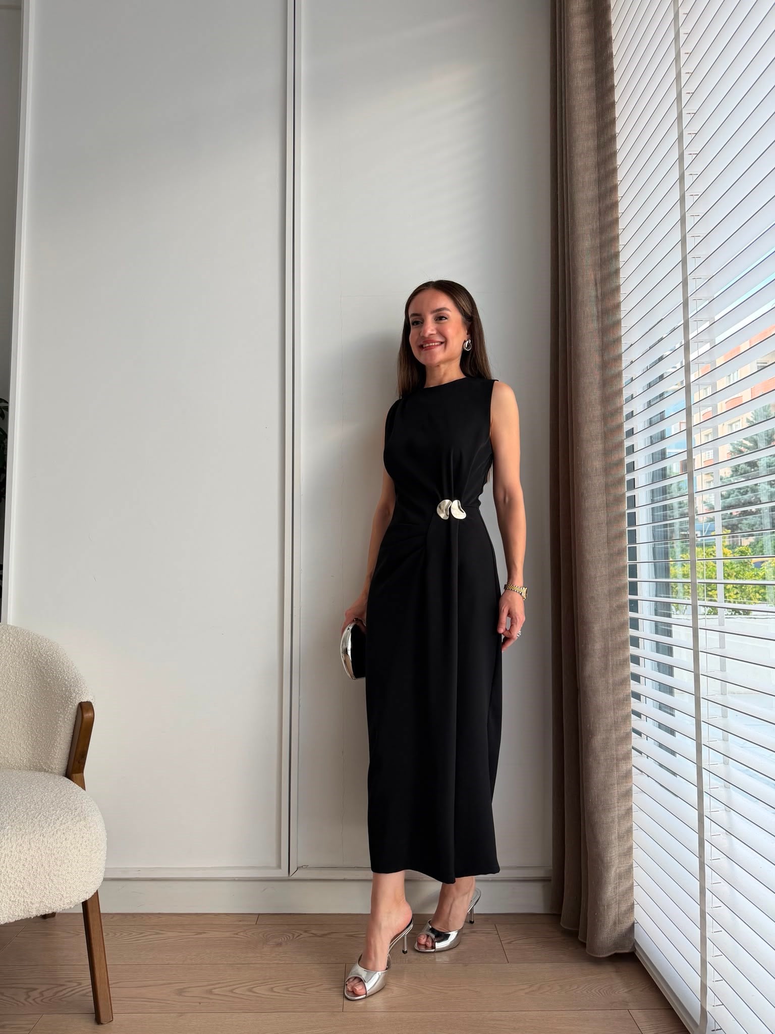 Siyah Toka Detaylı Yan Pileli Elbise 251633