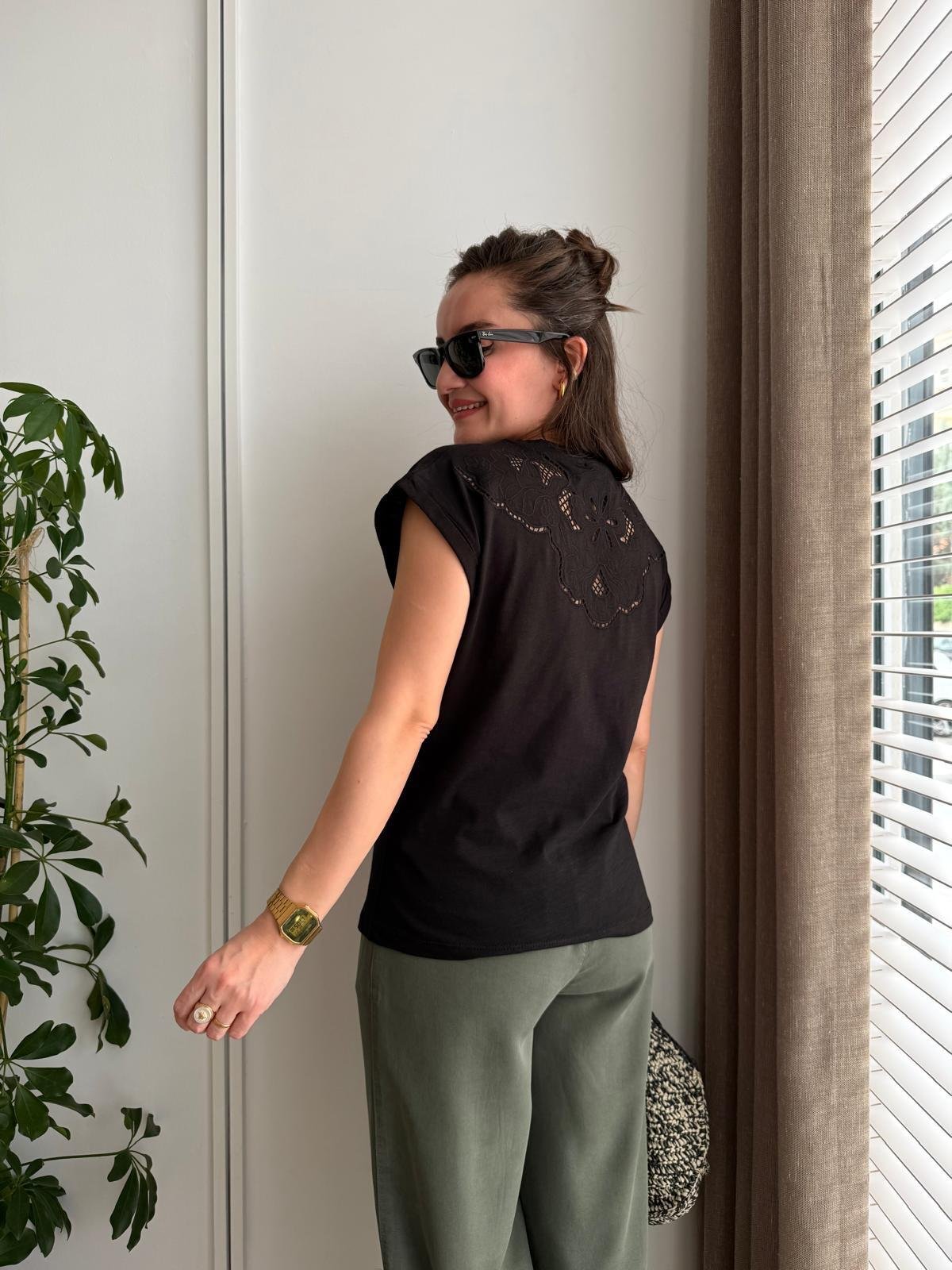 Siyah V Yaka Arkası Nakışlı Tshirt 16708