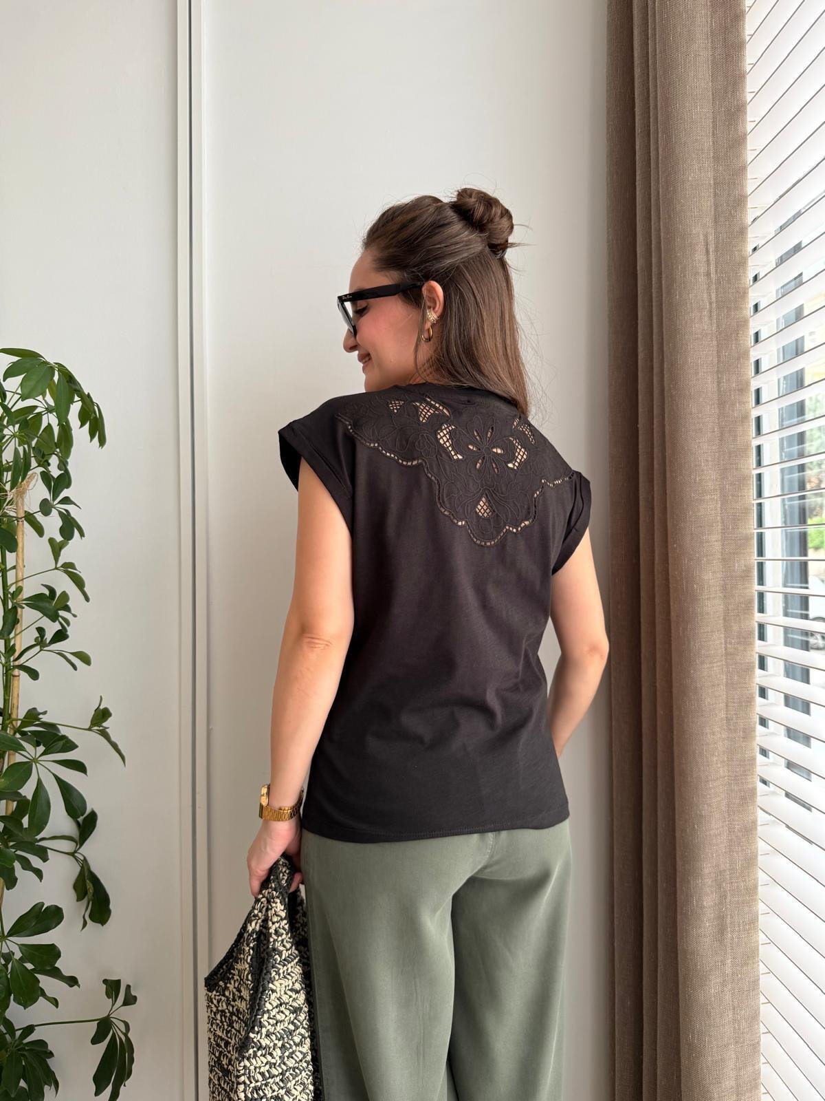 Siyah V Yaka Arkası Nakışlı Tshirt 16708