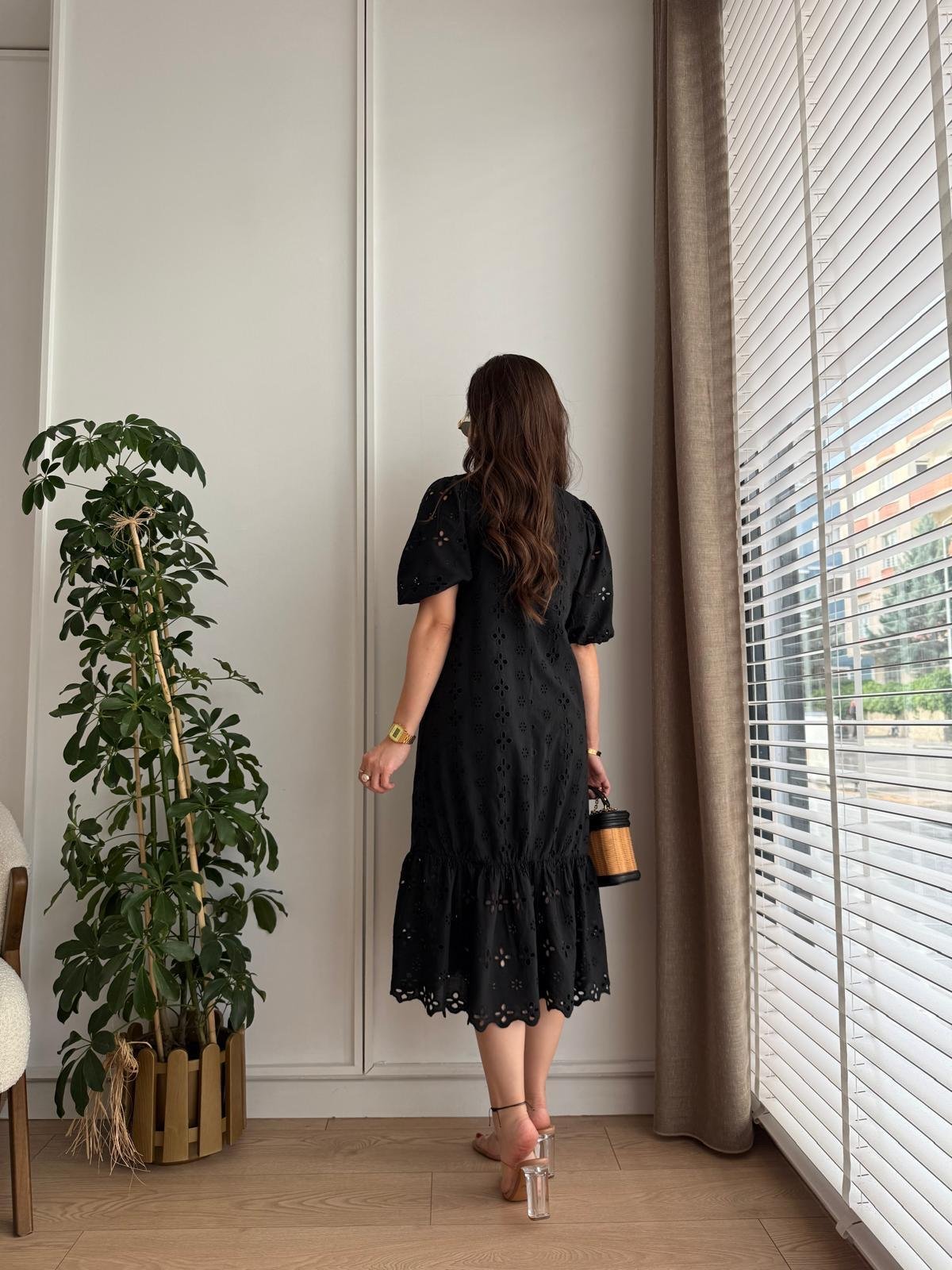 Siyah V Yaka Düğmeli Brode Elbise 26089