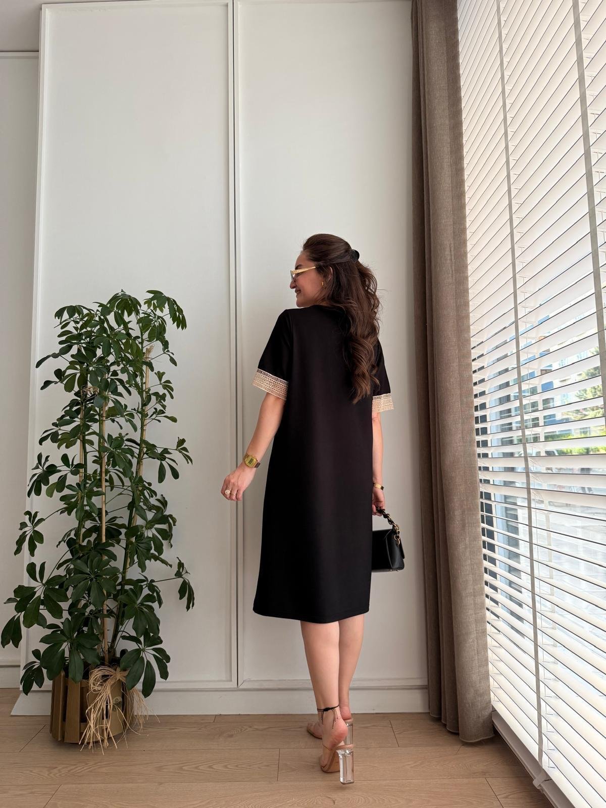 Siyah V Yaka Nakış İşlemeli Mini Boy Elbise 1824