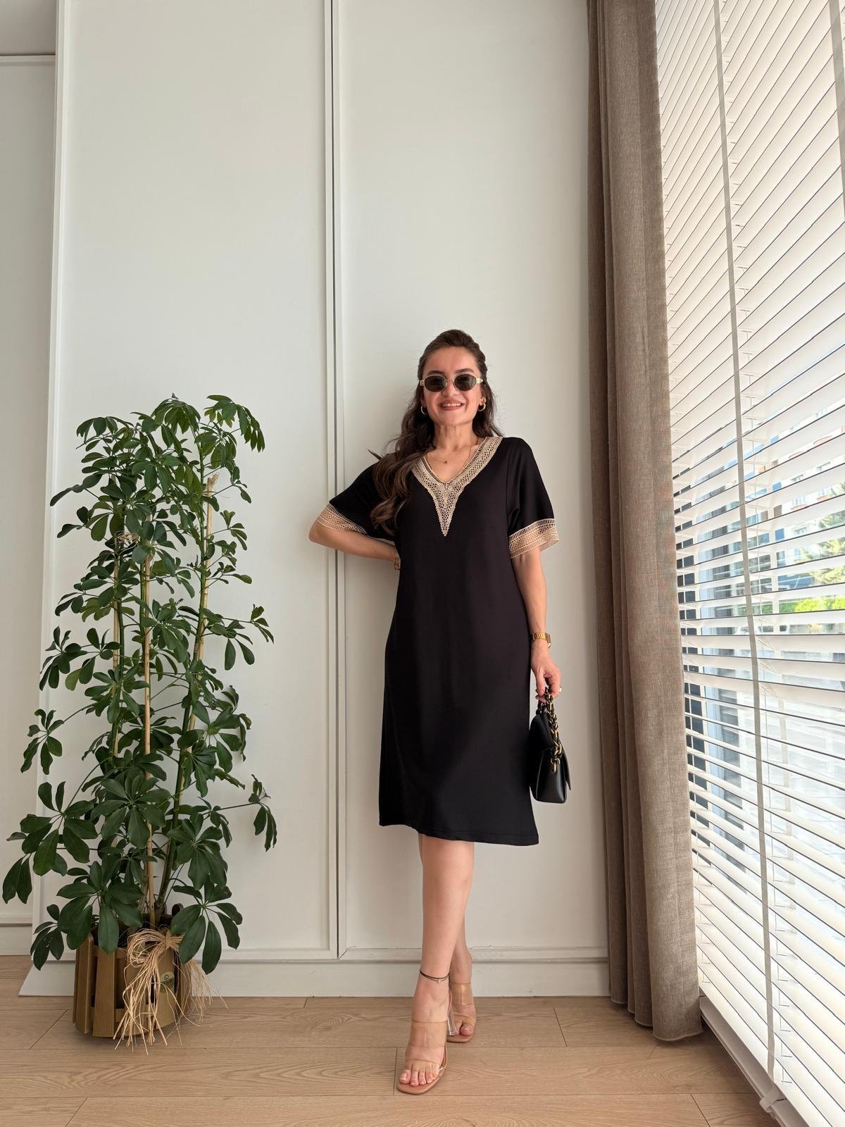 Siyah V Yaka Nakış İşlemeli Mini Boy Elbise 1824