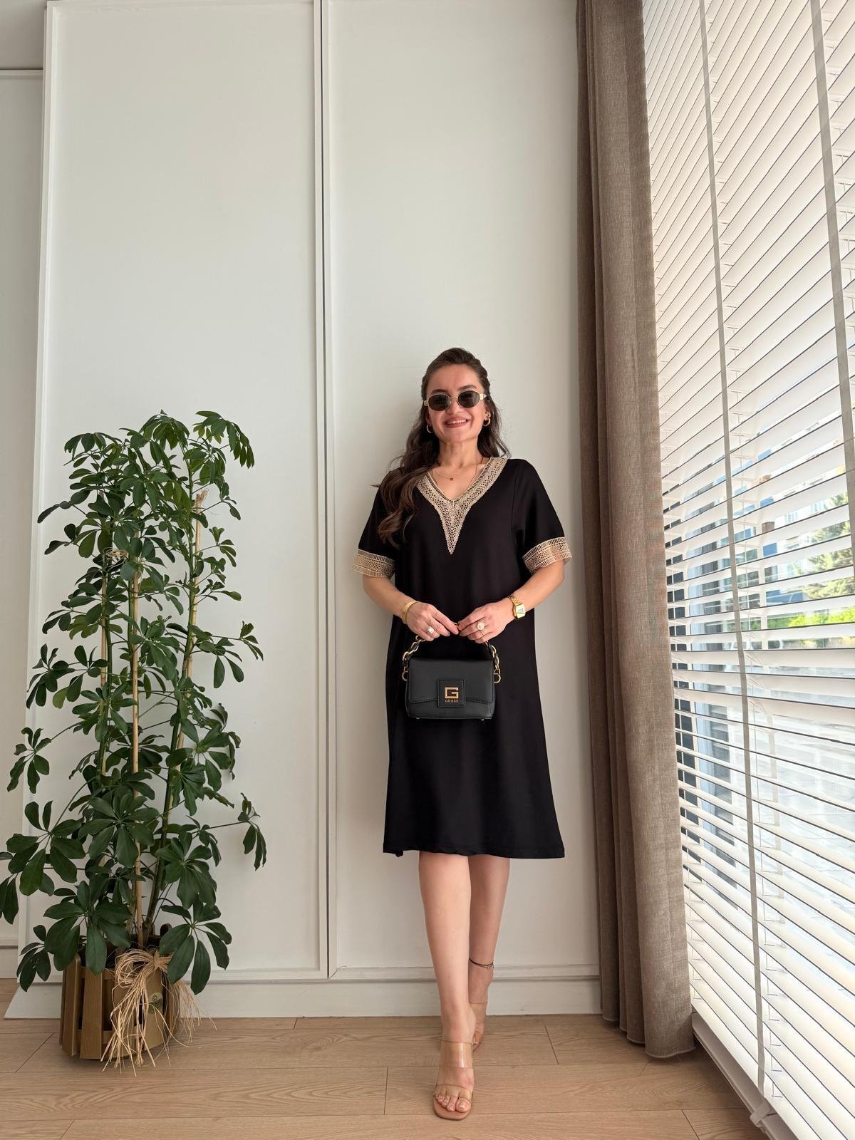 Siyah V Yaka Nakış İşlemeli Mini Boy Elbise 1824