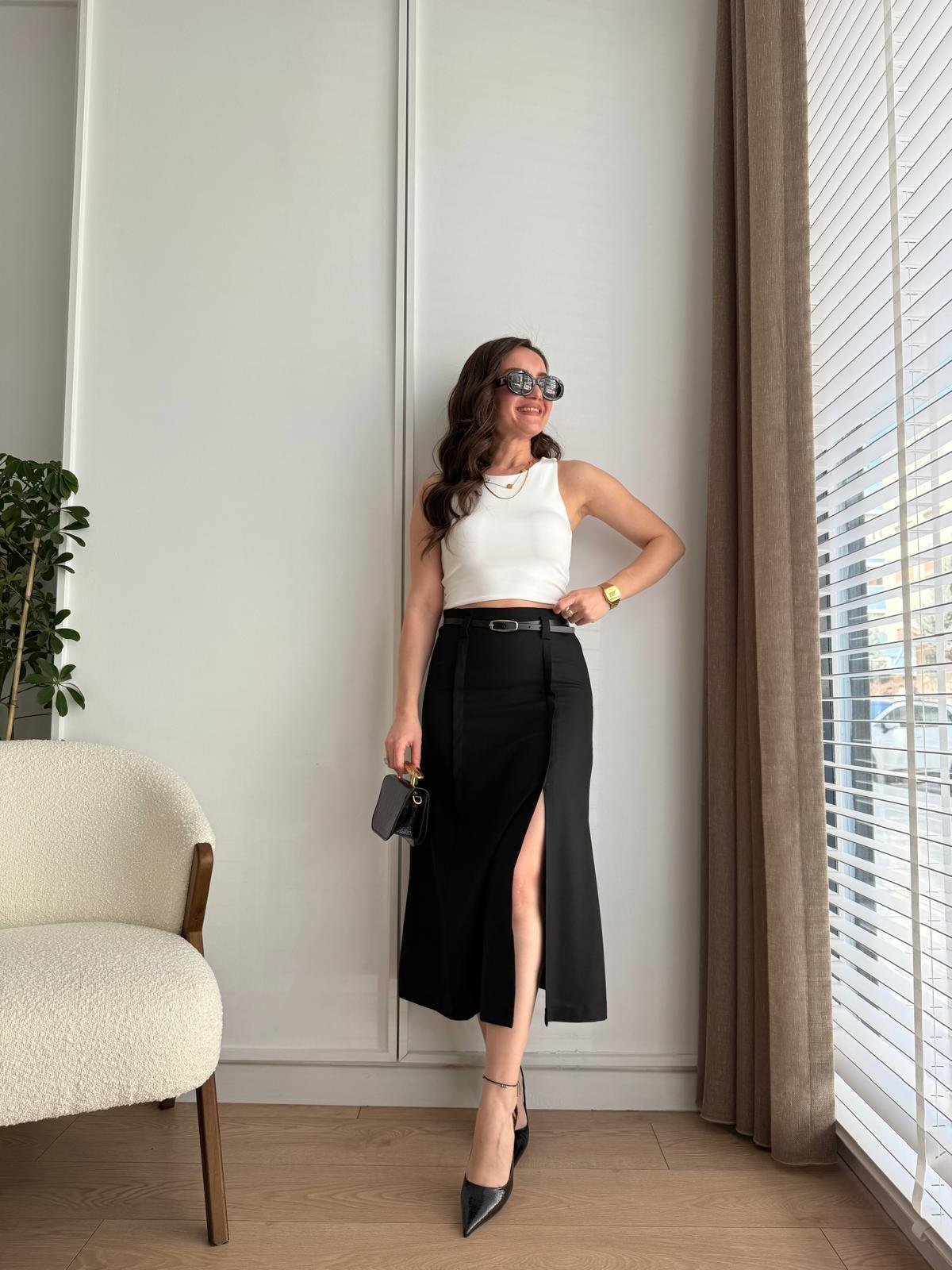 Siyah Yırtmaç Detaylı Kemerli Midi Boy Etek 1234