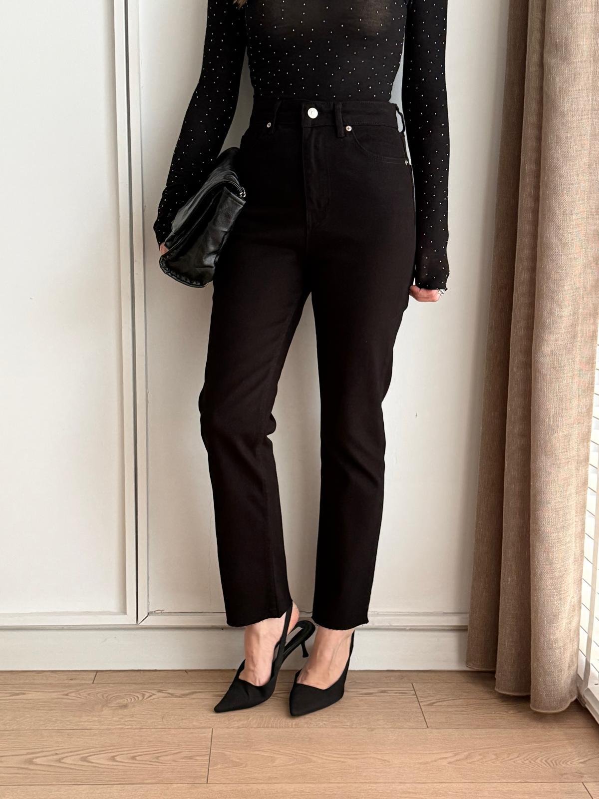 Siyah Yüksek Bel Paçası Kesik Mom Jean 0520
