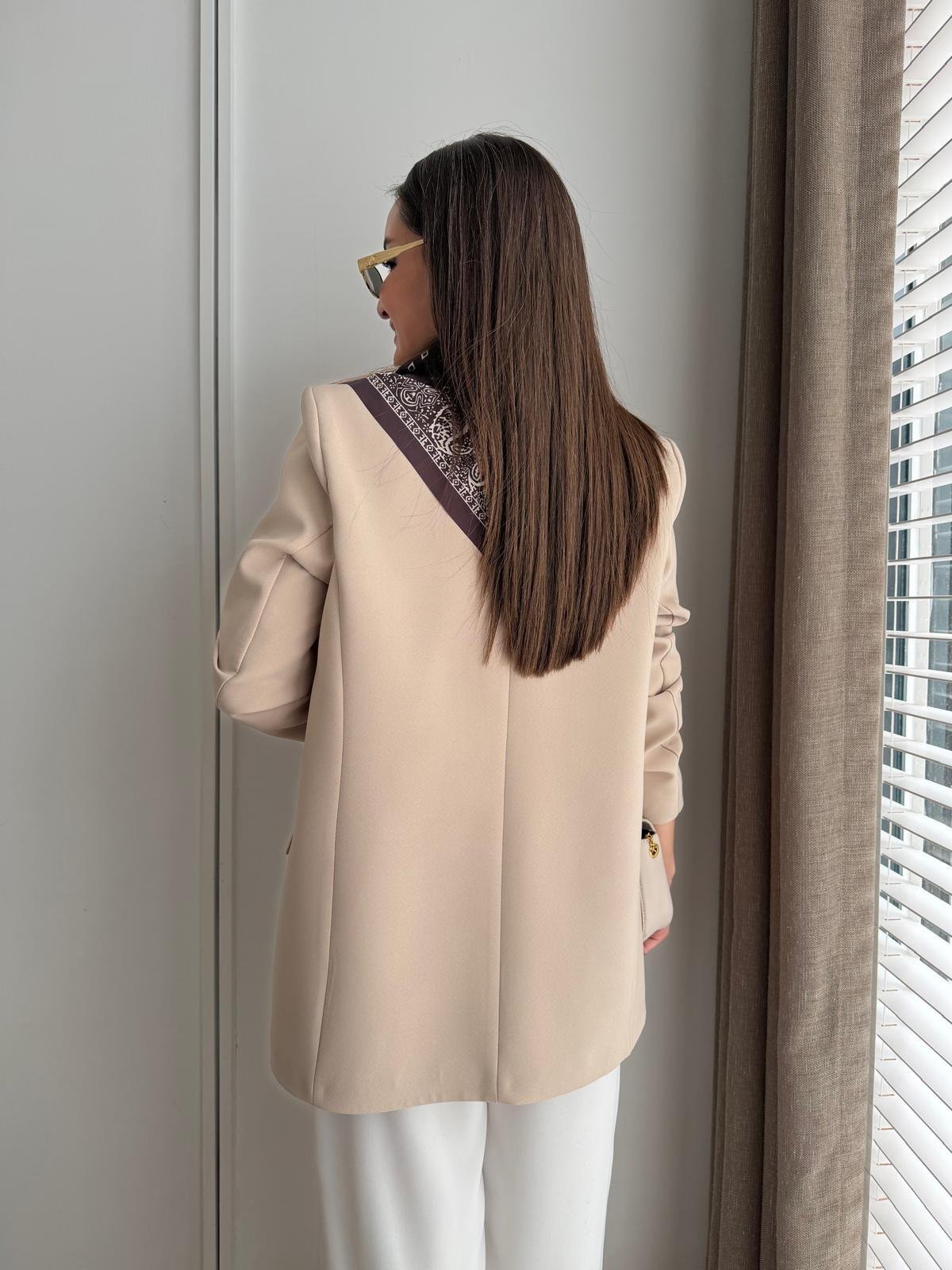 Taş Fular Detaylı Vatkalı Blazer Ceket 7665
