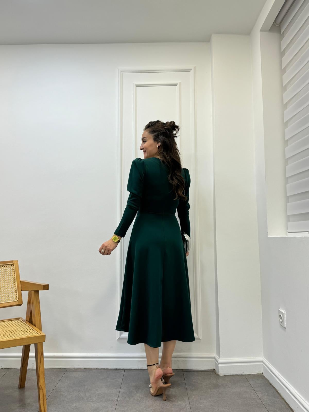 Zümrütyeşili Kare Yaka Önü Düğümlü Vatkalı Elbise 3620