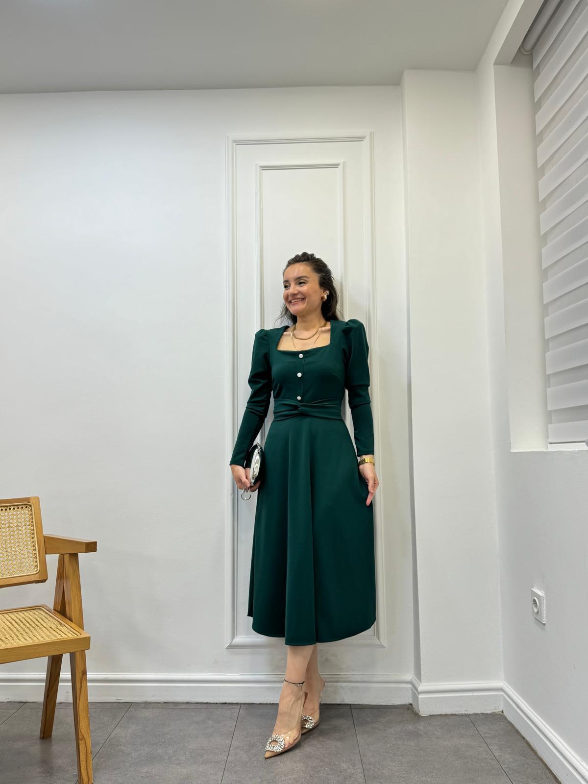 Zümrütyeşili Kare Yaka Önü Düğümlü Vatkalı Elbise 3620