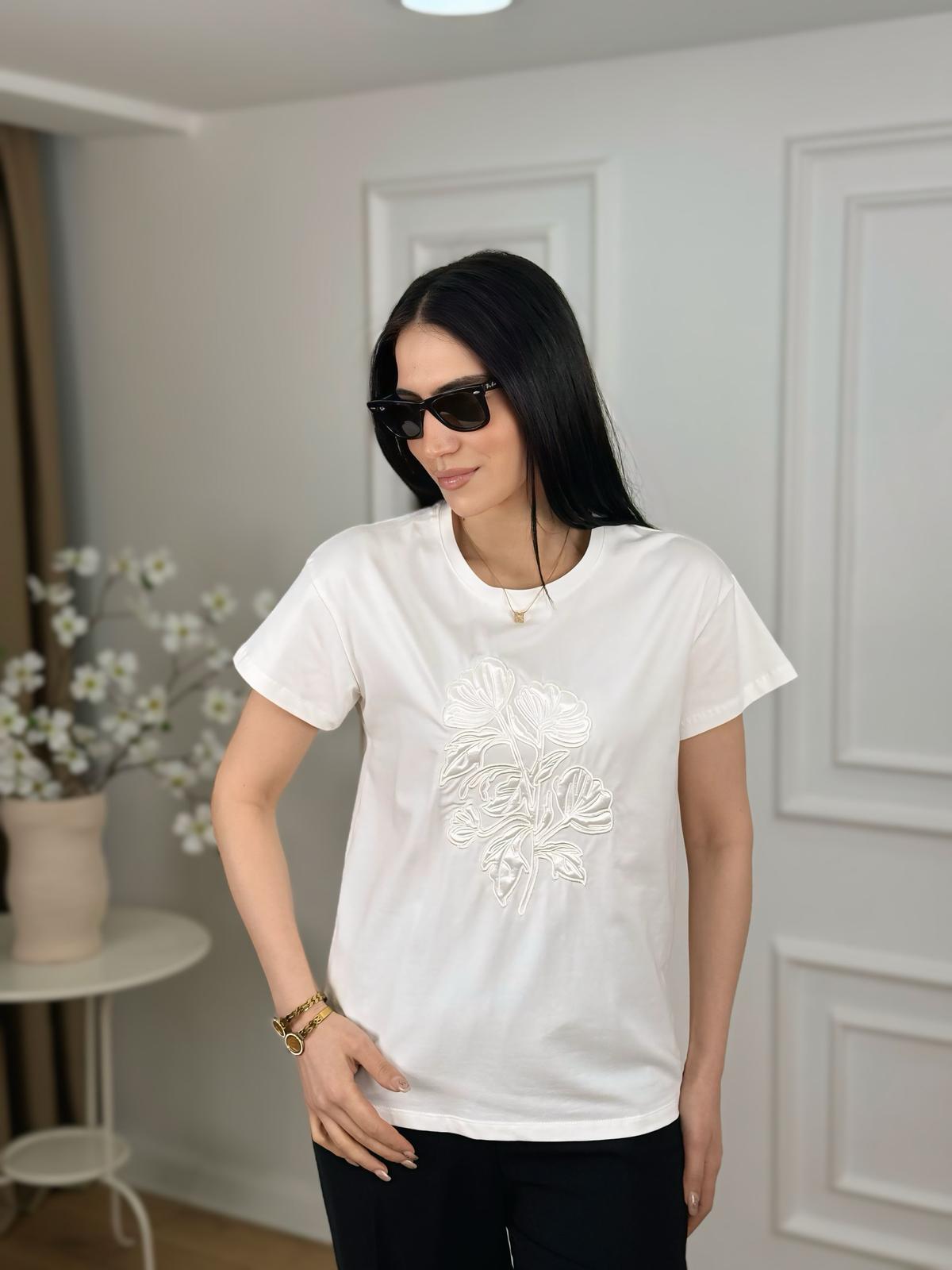 Ekru Bisiklet Yaka Kabartma Çiçek Detaylı Tshirt 25106