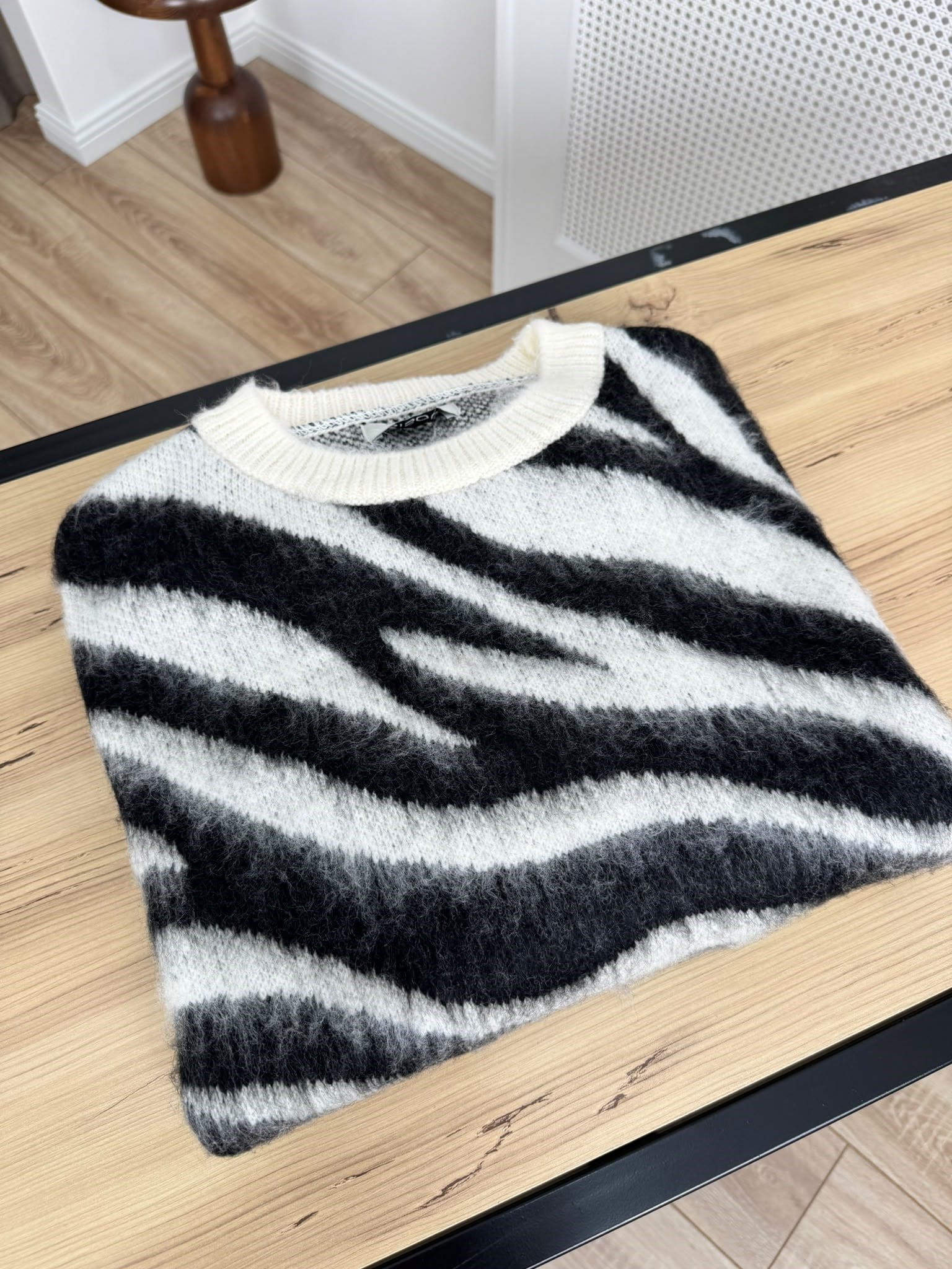 Ekru-Siyah Bisiklet Yaka Zebra Desenli Triko 5569