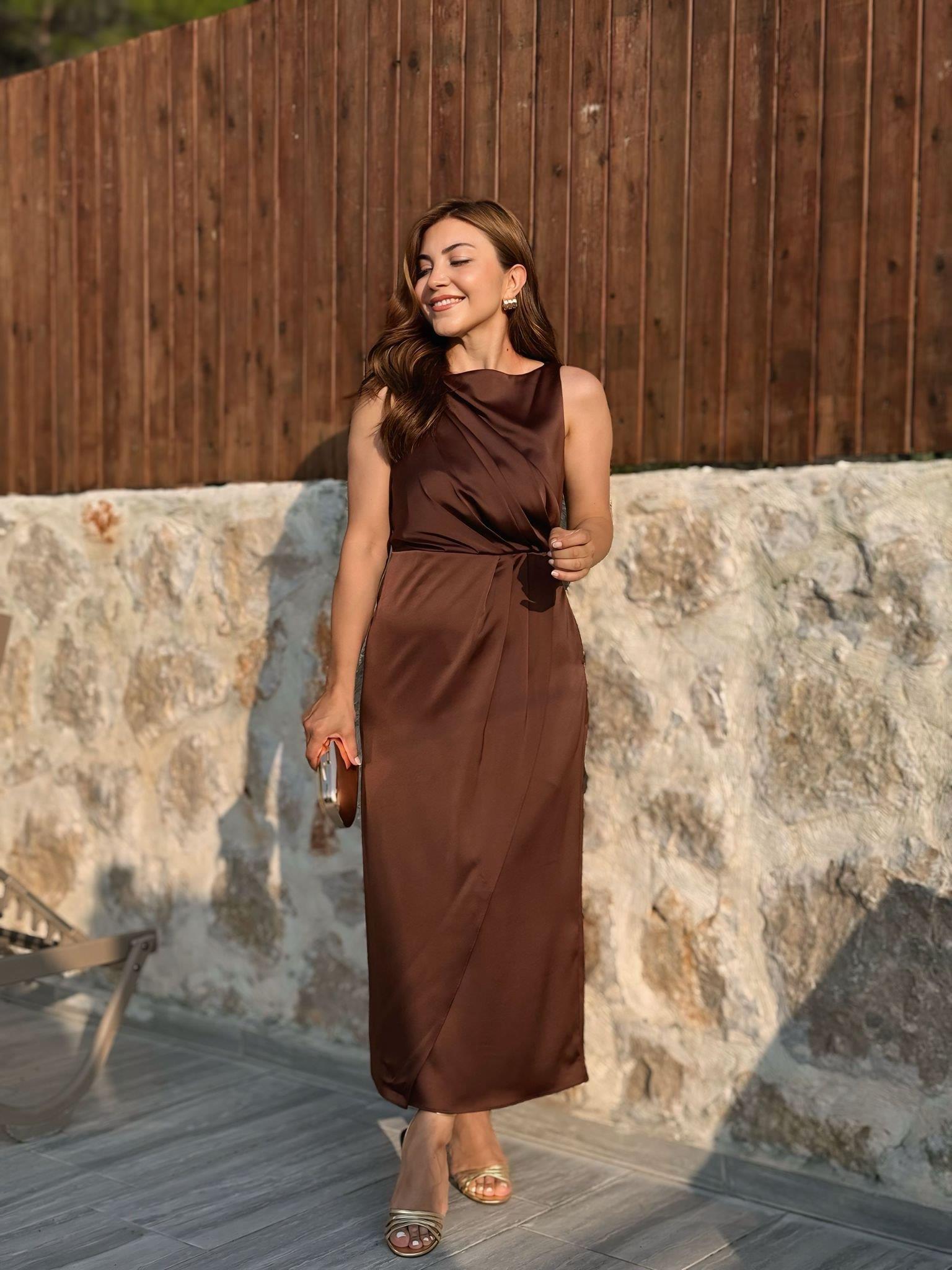 Kahve Sıfır Kol Yandan Fermuarlı  Saten Elbise 2522
