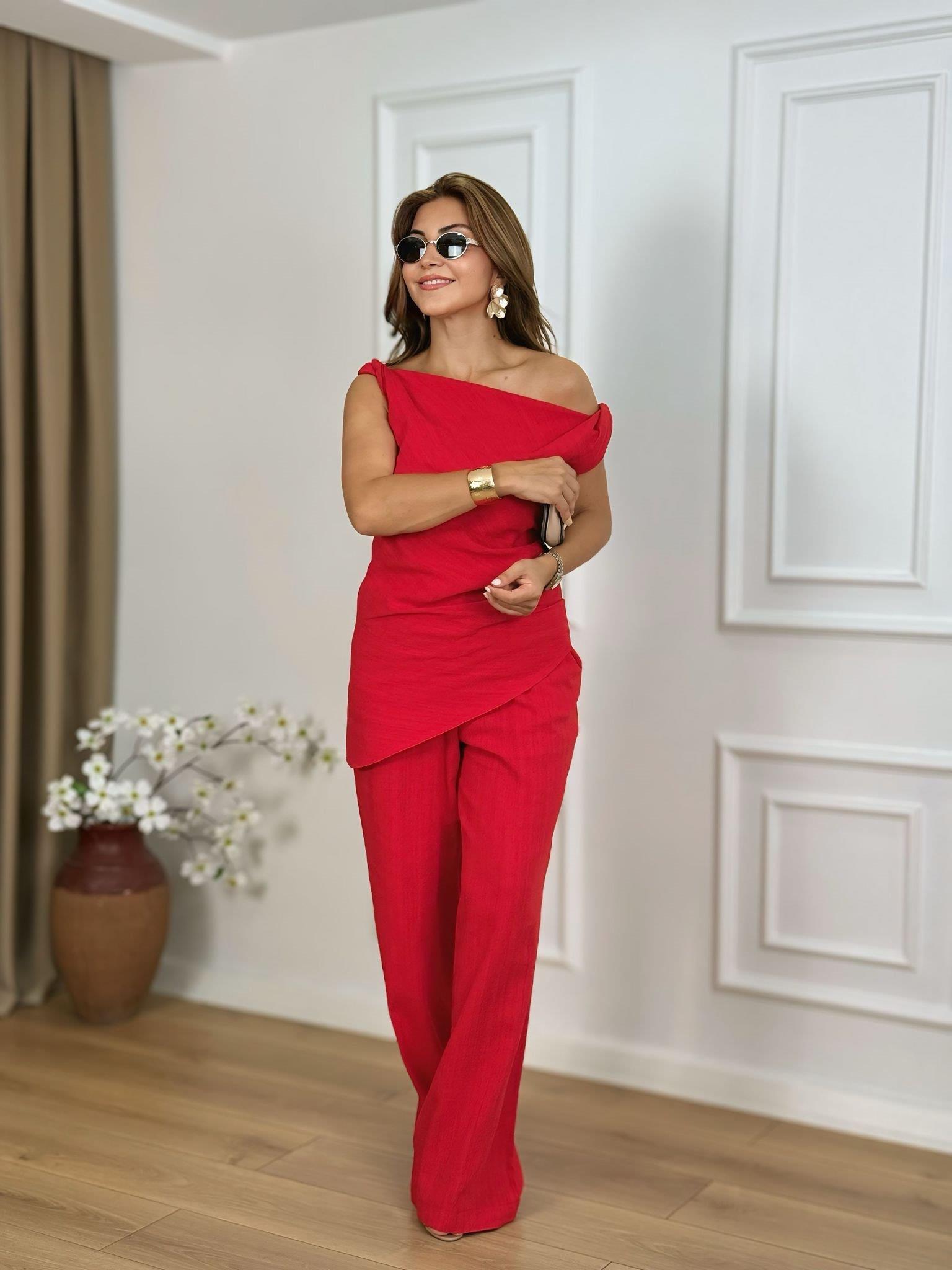 Kırmızı Degaje Yaka Yanı Drapeli Asimetrik Kesim Bluz Pantolon Takım 5209