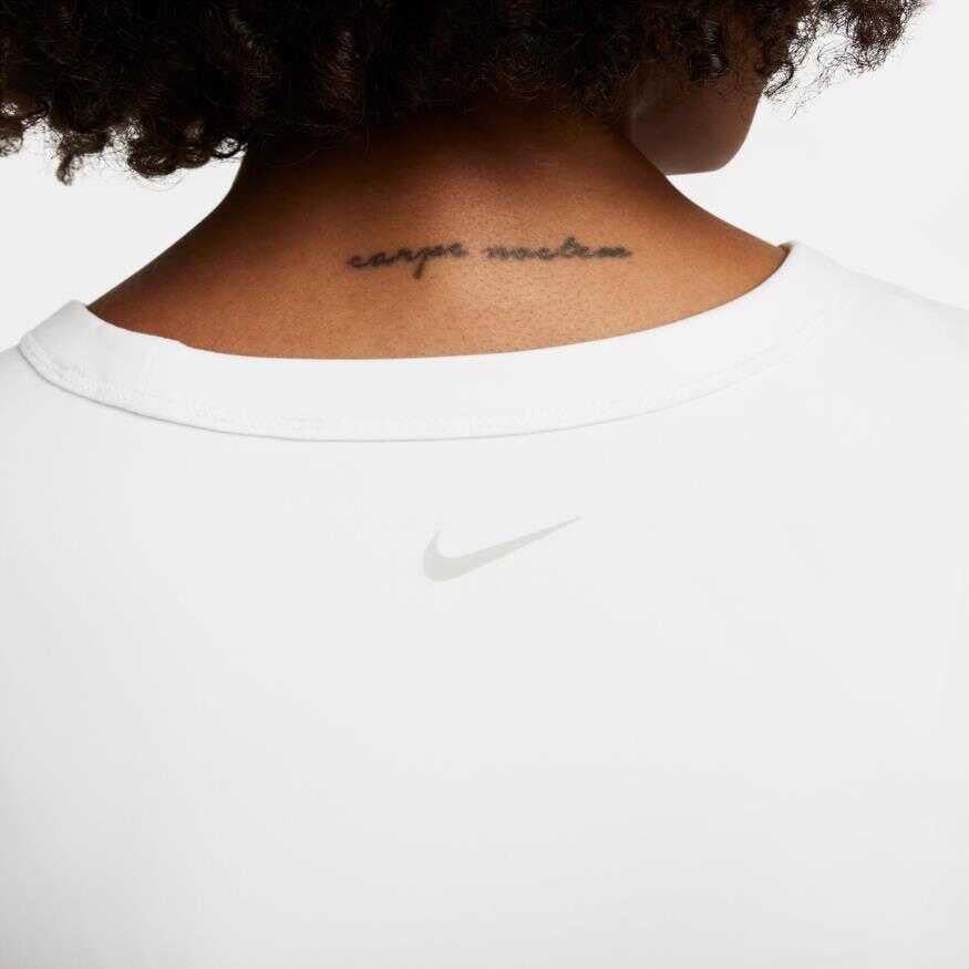 Nike One Fitted Kadın Tişört