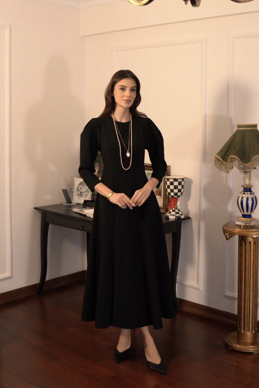 “Rebecca” Siyah