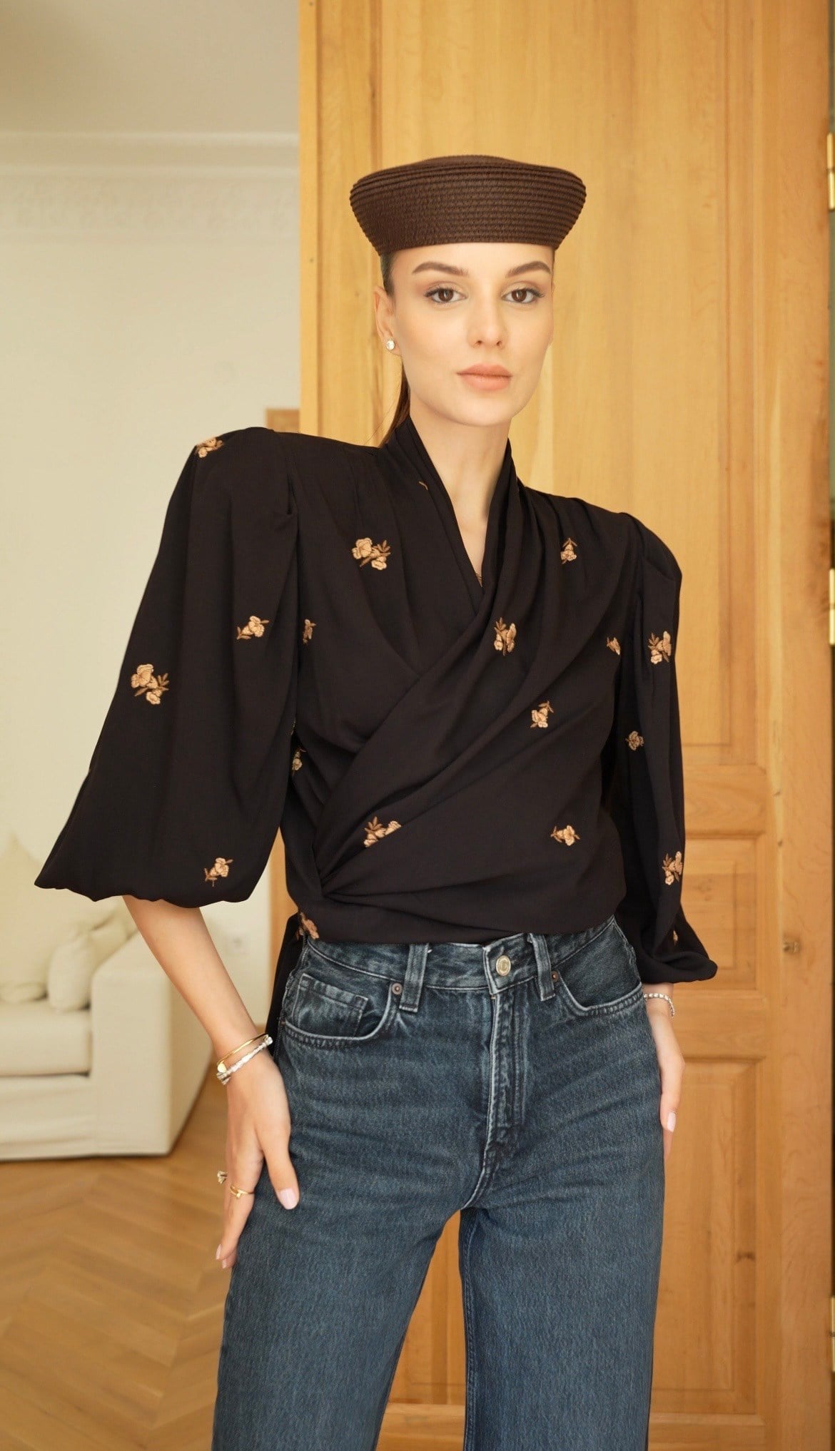 Reglan Vatkalı Nakış Detaylı Siyah Bluz