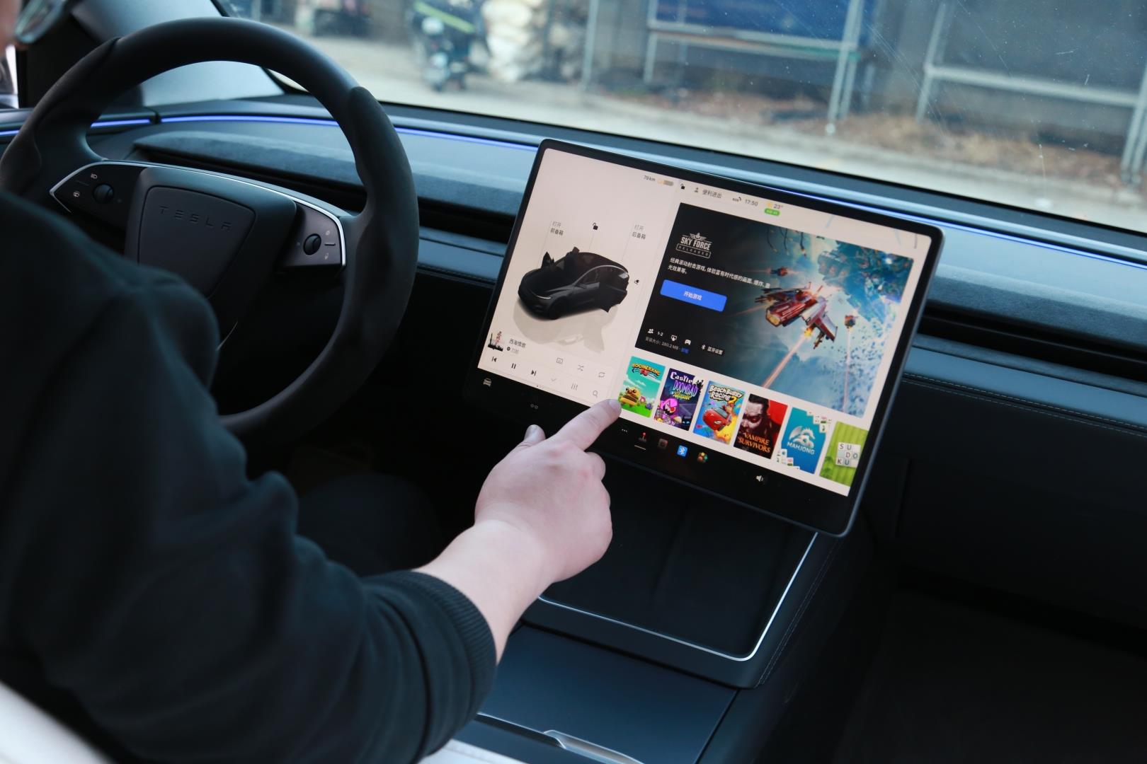 2025+ MODEL Y (JUNIPER) IÇIN  EKRAN AÇI APARATI