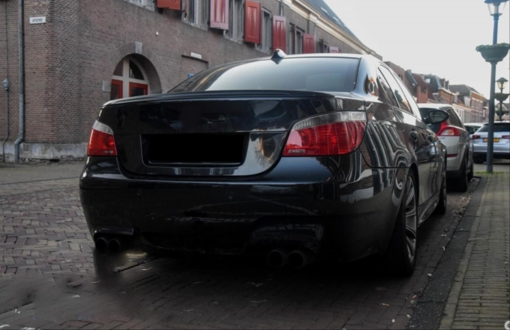 5 SERISI E60 2005-2010 IÇIN UYUMLU M5 GÖRÜNÜM BAGAJ SPOILER - PIANO BLACK (PARLAK SIYAH)