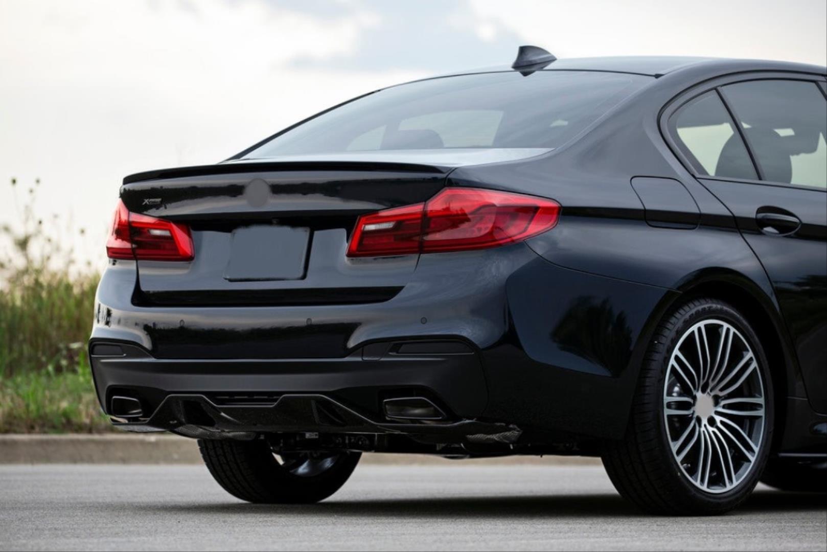 5 SERISI G30 IÇIN UYUMLU   HYBRID SPOILER  - PIANO BLACK (PARLAK SIYAH) 