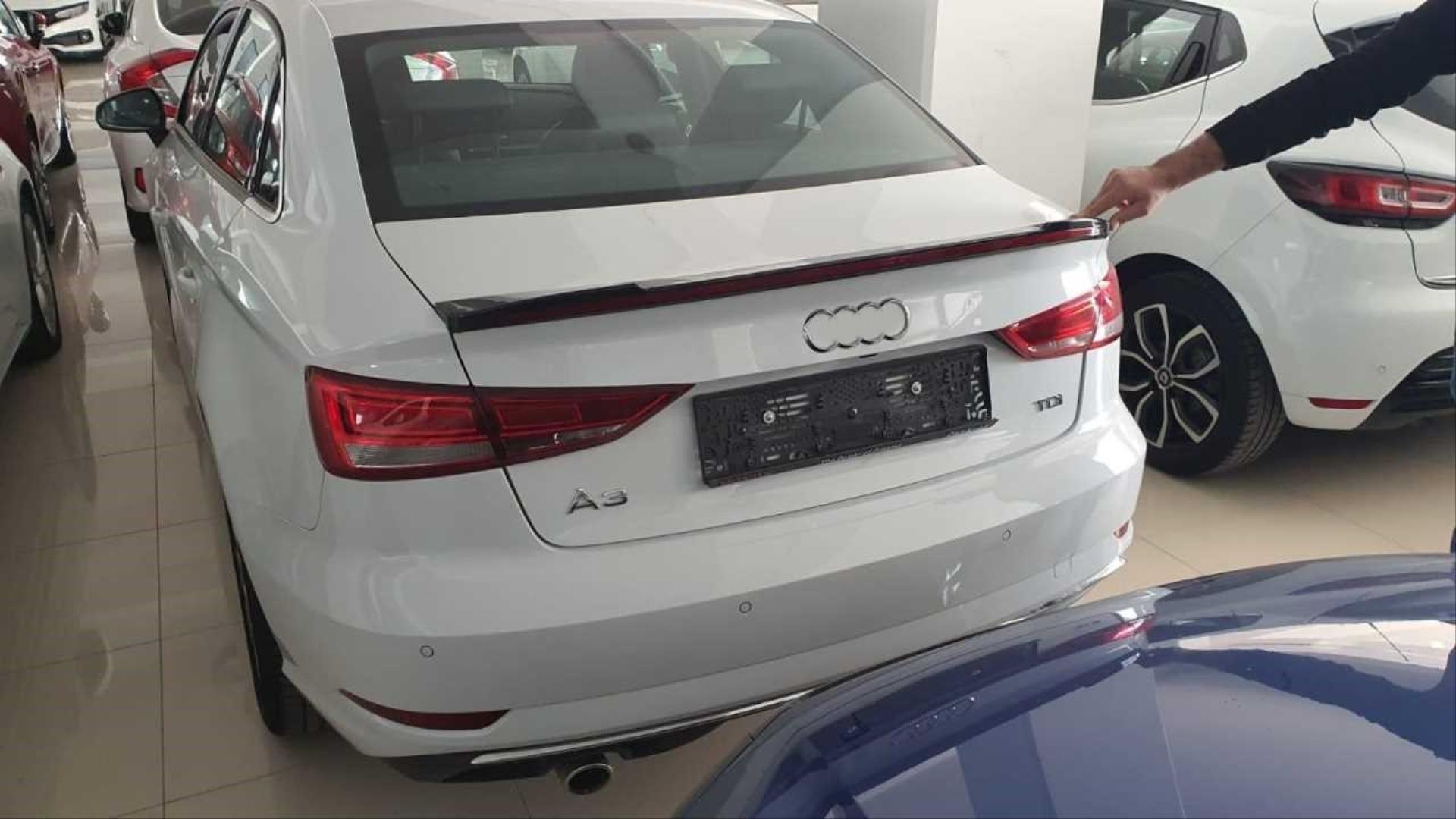 A3 2013-2019 SEDAN IÇIN UYUMLU LED SPOILER  PIANO BLACK (PARLAK SIYAH) 