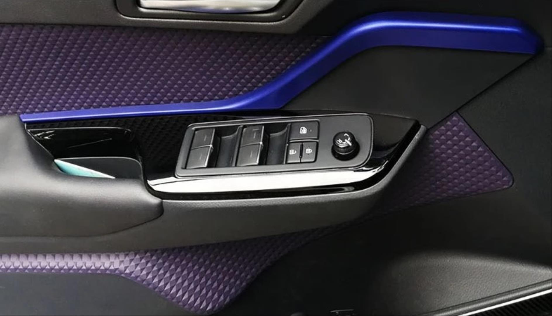 C-HR 2016-2019 IÇIN UYUMLU KAPI ÇITASI - MAVI 