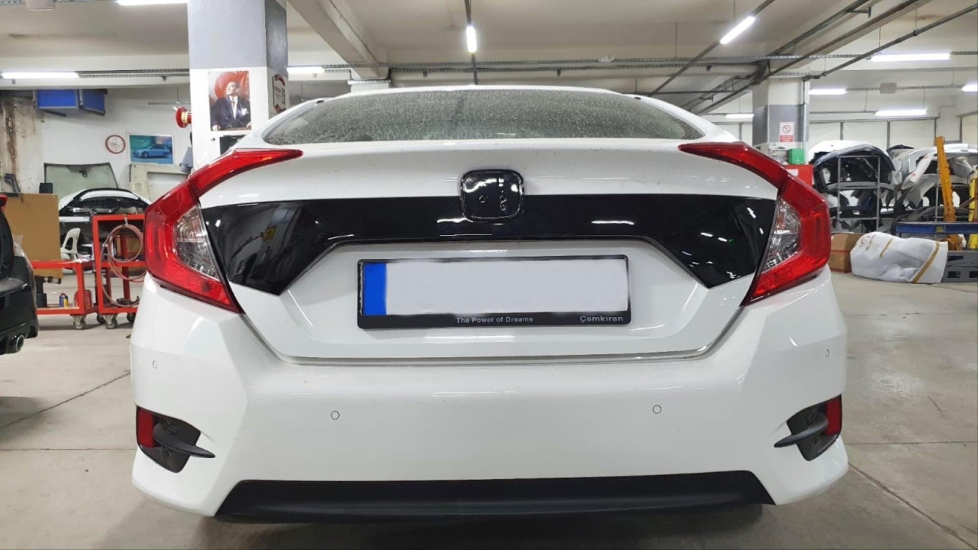 CIVIC FC5 2016-2020 IÇIN UYUMLU BAGAJ KAPAGI PLAKA ÜST KAPLAMASI PIANO BLACK 