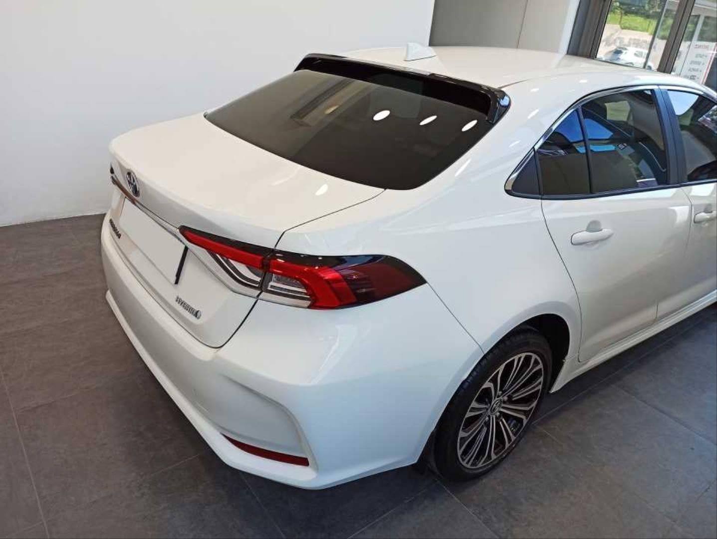 COROLLA 2019+ IÇIN UYUMLU CAM ÜSTÜ SPOILER (PIANO BLACK) 