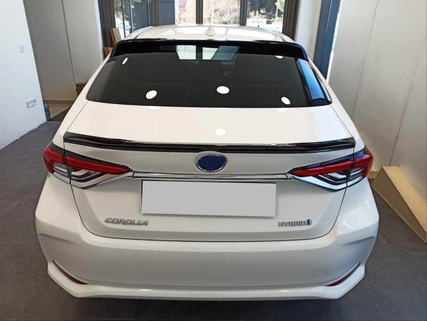 COROLLA 2019+ IÇIN UYUMLU CAM ÜSTÜ SPOILER (PIANO BLACK) 