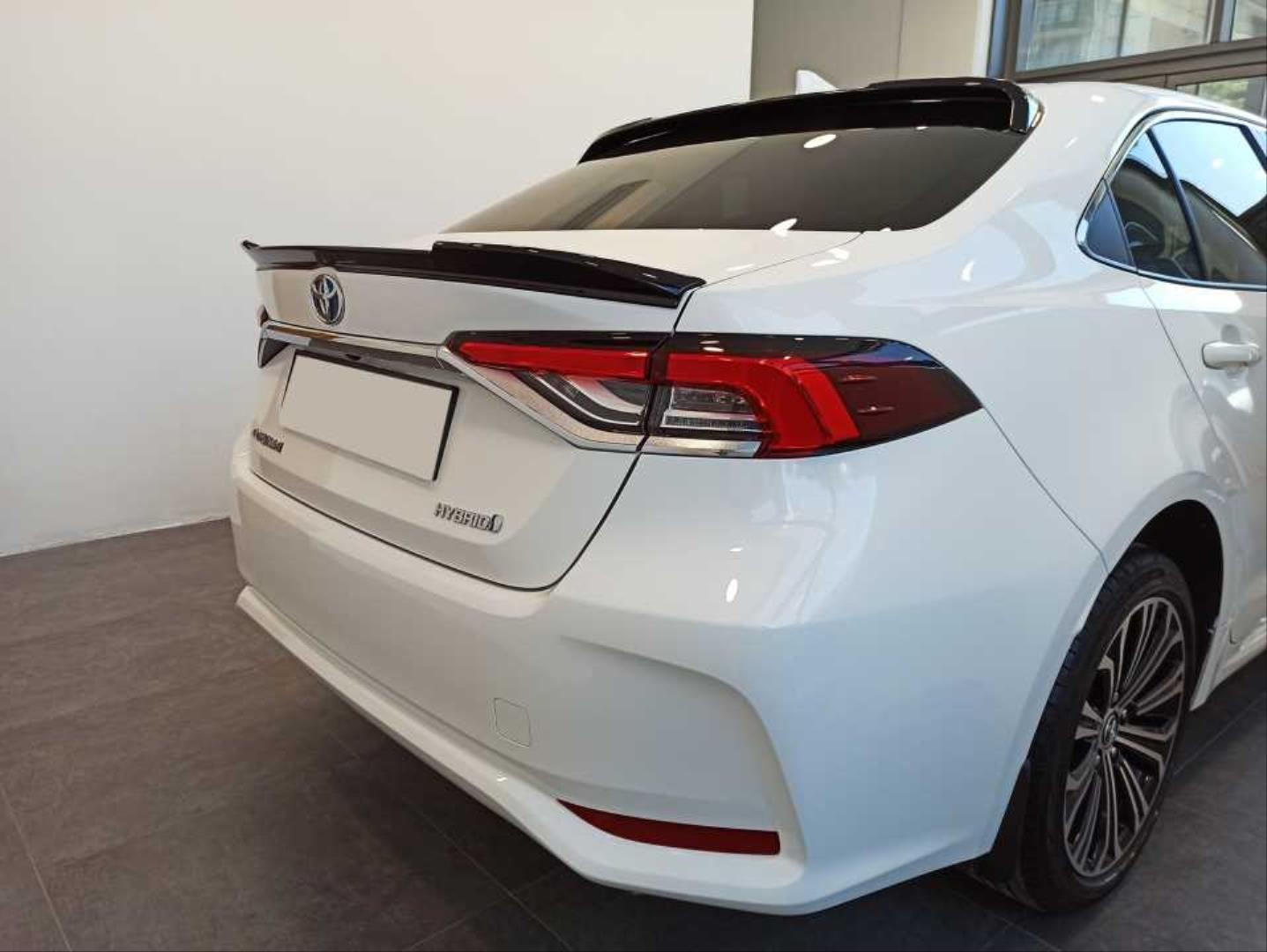 COROLLA 2019+ IÇIN UYUMLU CAM ÜSTÜ SPOILER (PIANO BLACK) 