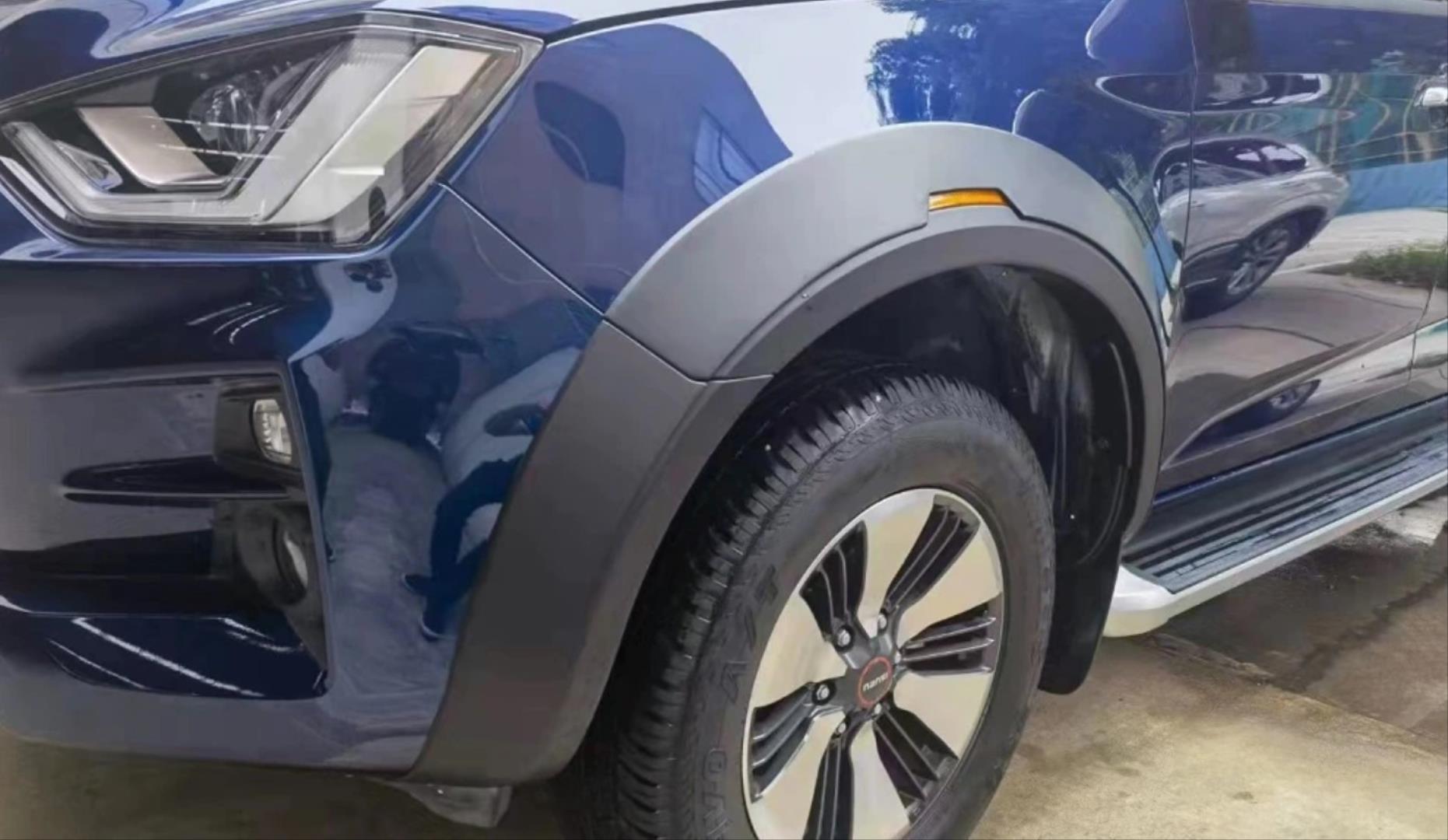 D-MAX IÇIN UYUMLU 2020+ CAMURLUK KABARTMA REFLEKTÖRLÜ (DODIK) 