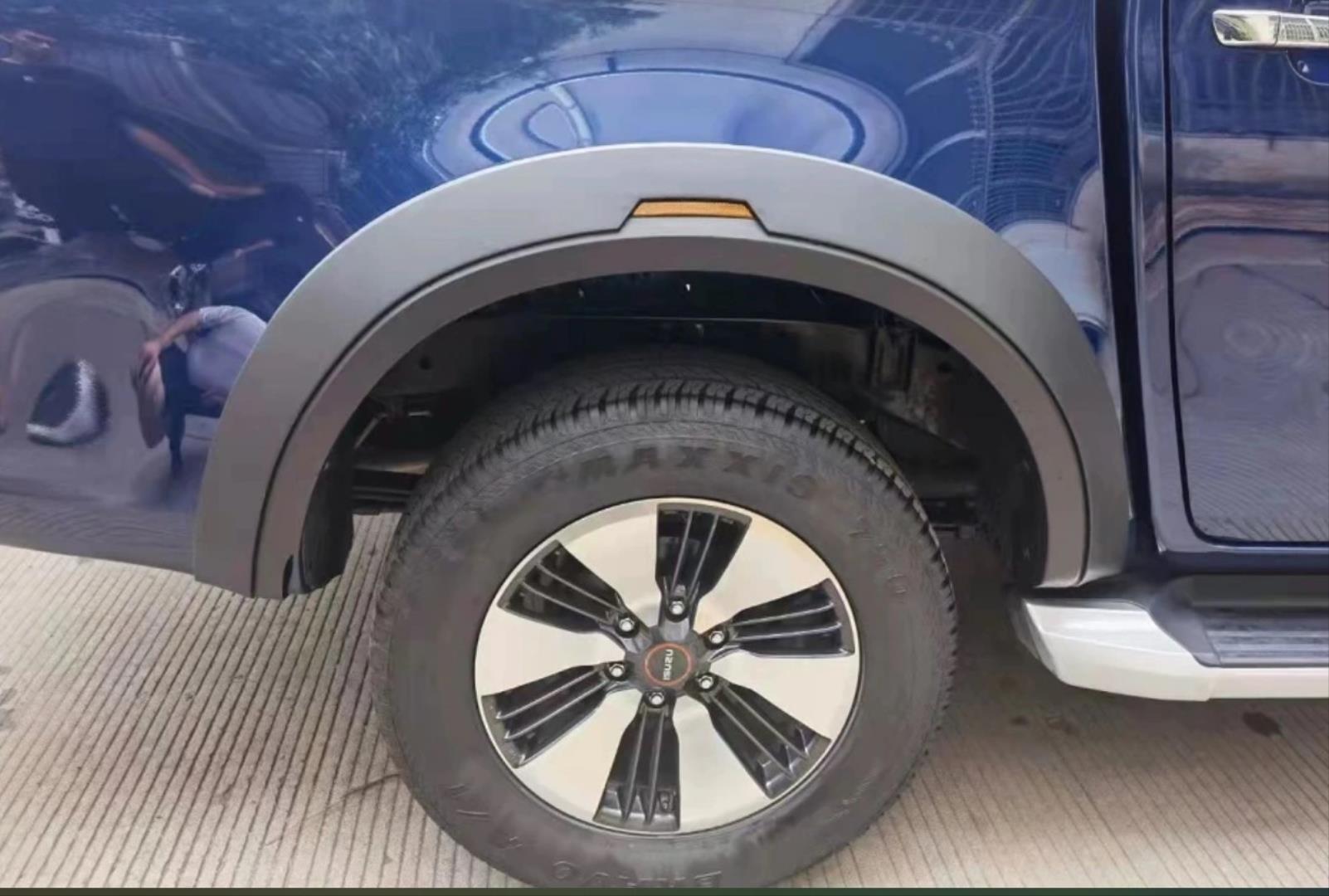 D-MAX IÇIN UYUMLU 2020+ CAMURLUK KABARTMA REFLEKTÖRLÜ (DODIK) 