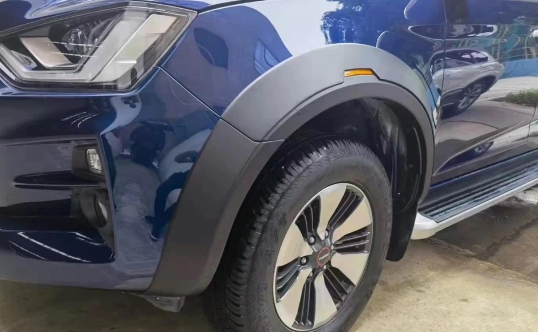D-MAX IÇIN UYUMLU 2020+ CAMURLUK KABARTMA REFLEKTÖRLÜ (DODIK) 