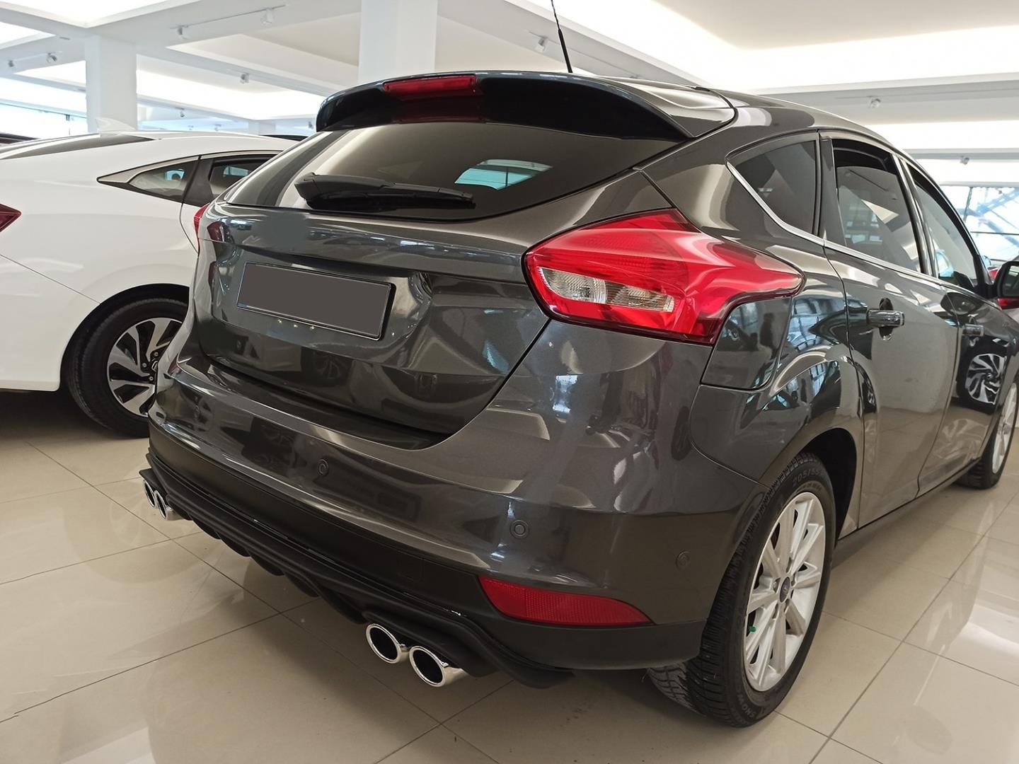 FOCUS IÇIN UYUMLU 2015-2018 DIFÜZÖR - PIANO BLACK 